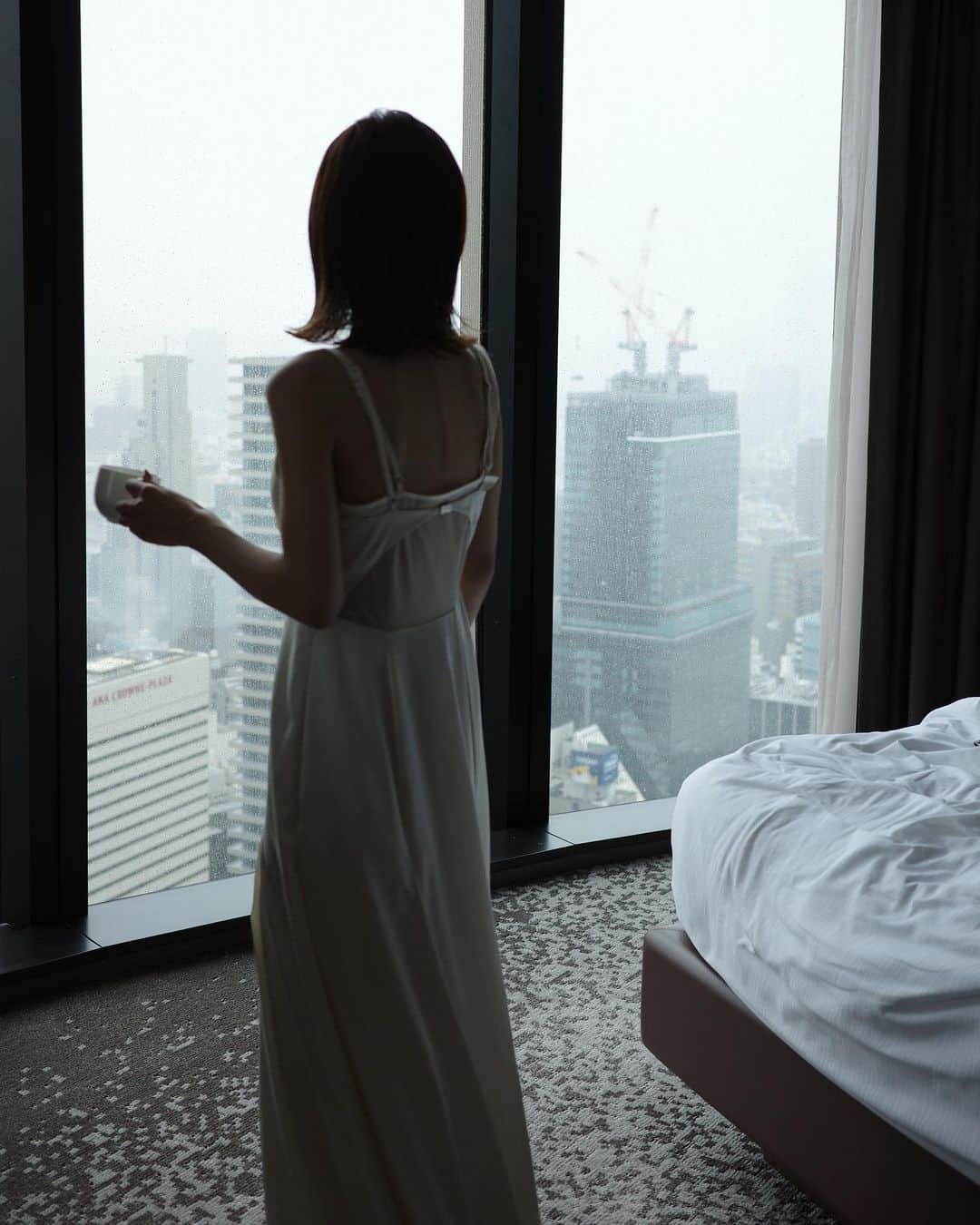 梯真奈美さんのインスタグラム写真 - (梯真奈美Instagram)「いい時間♡  雨がしたたる窓越しの景色も音も。 心地が良くって好き。  そのときいる空間 時間を どう過ごすか。 どう愛おしいものにするか。  #JOSEMOON」7月22日 18時01分 - official_manami