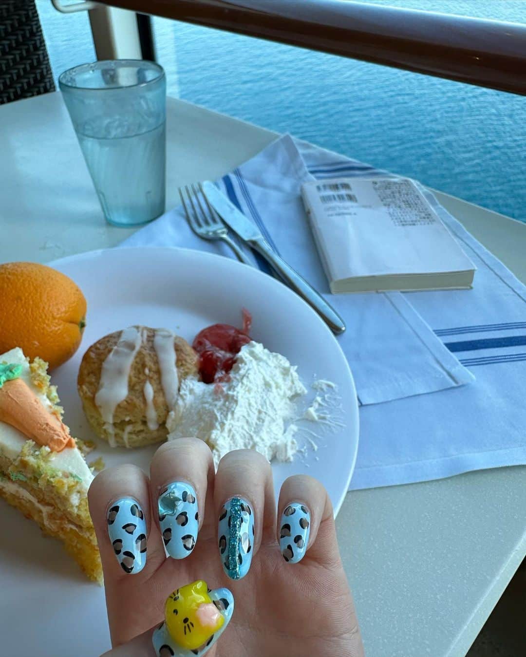 のインスタグラム：「平成GAL nails by @xx4xxvv カリスマ天才。いつもネイルはイメージだけお伝えしてあとは「こたにお任せッ⭐︎」でお願いしてます。彼が言うことは全て正しいと私は信者なので思います。 お任せするとなんということでしょう。ネイルが可愛く完成しているではないでしょうか‼️ 原宿駅からすぐなんだけどみんな是非このカリスマにお任せしてみてぬ🥵🩷 どの国行ってもネイルまじ褒められる。男女問わず、褒められる。クロアチアまでの船で隣になった少年やそのお父さんにもネイル褒められた。アイスクリーム注文した時に渡してくれた黒人ギャルのお姉さんにも褒められた🌞自爪ここまで伸ばせたのもこた氏のおかげなの🙇 今後よろしくなの⭐︎  #平成ギャル　#平成ネイル　#ギャルネイル　#ハローキティネイル　#サンリオネイル」