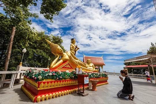 タイ国政府観光庁さんのインスタグラム写真 - (タイ国政府観光庁Instagram)「. ༉‧₊˚ 🇹🇭わざわざ行きタイ旅！ ⠀ ⋯⋯⋯⋯⋯⋯⋯⋯⋯⋯⋯⋯✈  毎週土曜日は、まだあまり知られていないタイの秘境スポットをご紹介♪   今回はパタヤにある寺院「ワット・プラヤイ」へ✨  タイ湾の海岸線すぐそば、美しいビーチやパタヤの街並みも一望できるワット・プラヤイは、1977年に建てられました💁‍♀️  この寺院に安置されているのが、パタヤがあるチョンブリー県最大の仏像🙏　金色に輝く神々しいビッグ・ブッダは、幅約10m、高さ約18mの大きさです🕊  ビッグ・ブッダの周りには、曜日ごとの守護仏も配されています💨　自分の生まれた曜日を司る仏像を参拝しましょう🕊  パタヤのビーチ通りからは、乗り合いバスのソンテウを使って10分ほどでアクセスできます🚌  ☆「行ってみたい！」：いいね❤をタップ ★「参考になった！」：保存ボタン🔖をタップ  #タイ #パタヤ #ワットプラヤイ #タイ寺院 #お寺巡り #仏像 #パタヤ観光 #秘境 #今こそタイへ #こんなタイ知らなかった #もっと知りタイ #はじめてのタイ #タイ旅行 #バンコク旅行 #パタヤ旅行 #旅好きな人と繋がりたい #旅行好きな人と繋がりたい #海外旅行 #thailand #pattaya #pattayatrip #watphrayai #temple #thailandhiddengems #amazingthailand #thailandtravel #thailandtrip #thaistagram #lovethailand #amazingnewchapters」7月22日 17時58分 - amazingthailandjp