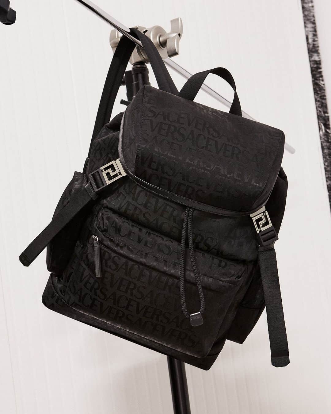 ジャンニヴェルサーチのインスタグラム：「The Neo Nylon backpack for #VersacePreFall23  Now at Versace.com via the link in bio.  #VersaceNeoNylon」