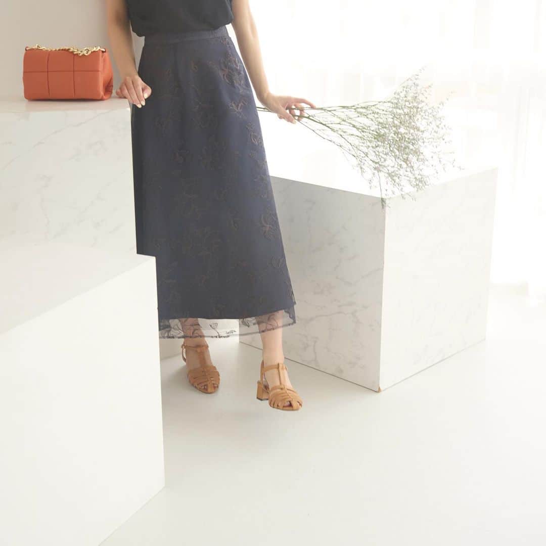 NATURAL BEAUTY BASICのインスタグラム：「Sensual Trad Meets.Ren Ishikawa  ■チュールフラワーエンブロイダリースカート ¥11,440 tax in size:M/PS color:モカチャコール系/ネイビーブルー系 #0173220754  ---------------------------------   石川恋さんが素敵に着こなしてくださった 新作のwebカタログ、第2弾が大好評公開中♪  今買ってすぐに使えるAWコレクションを イチ早くデリバリー。  ハリのあるシャツや、きれいめなブラウスにタックパンツ… 定番人気のベーシックアイテムに、 シアー感のある素材に女性らしさを引き立てるシルエットで センシュアルなエッセンスを注入。 石川さんのムード溢れる着こなしに注目です。  詳しくは @naturalbeautybasic_official プロフィールのURLより webカタログをチェック♪   #石川恋 さん #花柄スカート #チュールスカート #秋先取り #秋コーデ #夏コーデ #お出かけコーデ #オフィスコーデ #オフィスカジュアル #通勤コーデ #大人可愛い #カラーコーデ  #着回しコーデ #きれいめカジュアル  #ベーシックコーデ #ベーシック #ナチュラルコーデ #トレンドスタイル #シンプルコーデ #ナチュラルビューティーベーシック #naturalbeautybasic」