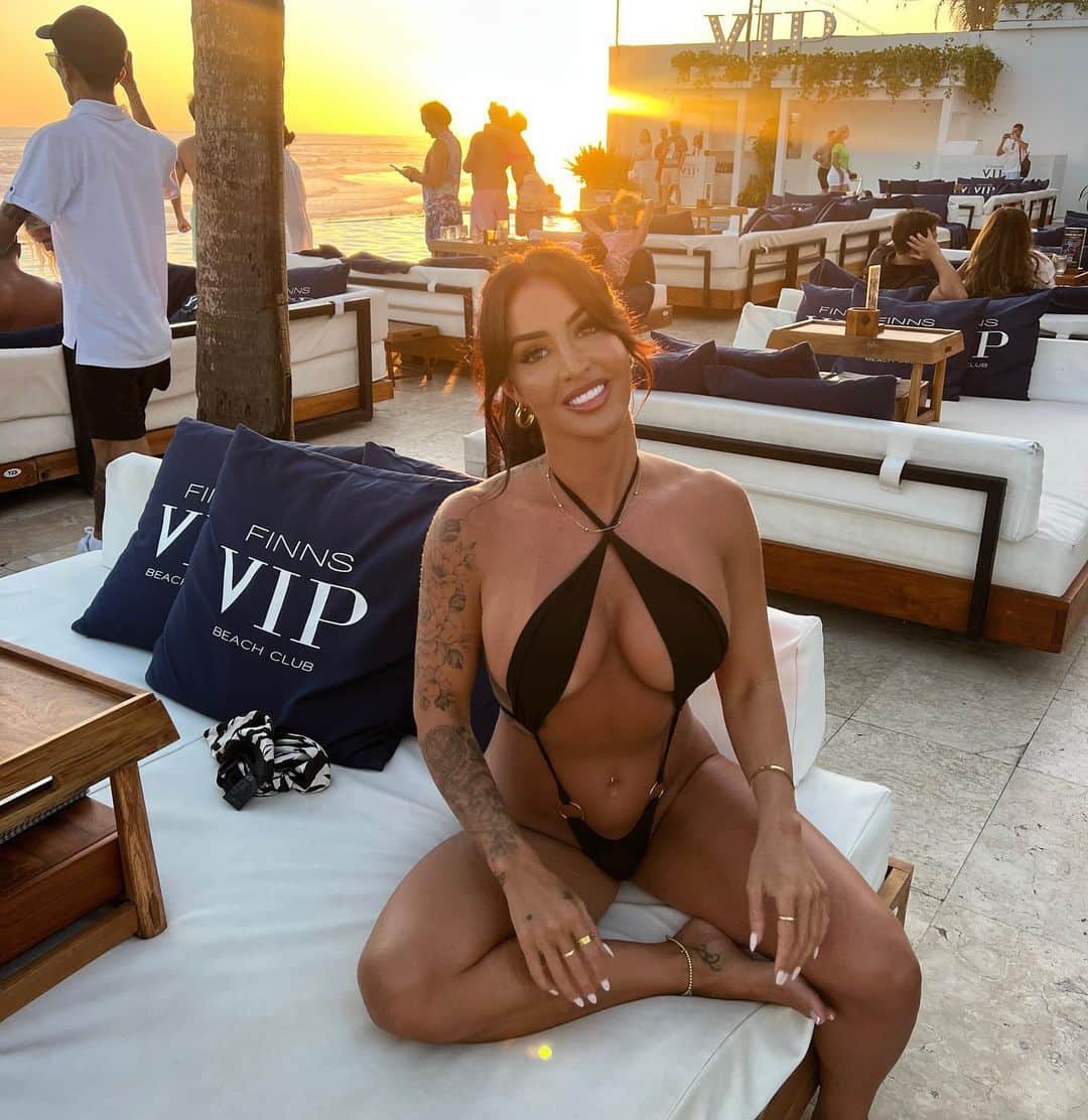 Steph Paccaさんのインスタグラム写真 - (Steph PaccaInstagram)「sunsets are better at @finnsbeachclub 🫶🏽」7月22日 18時03分 - steph_paccaa