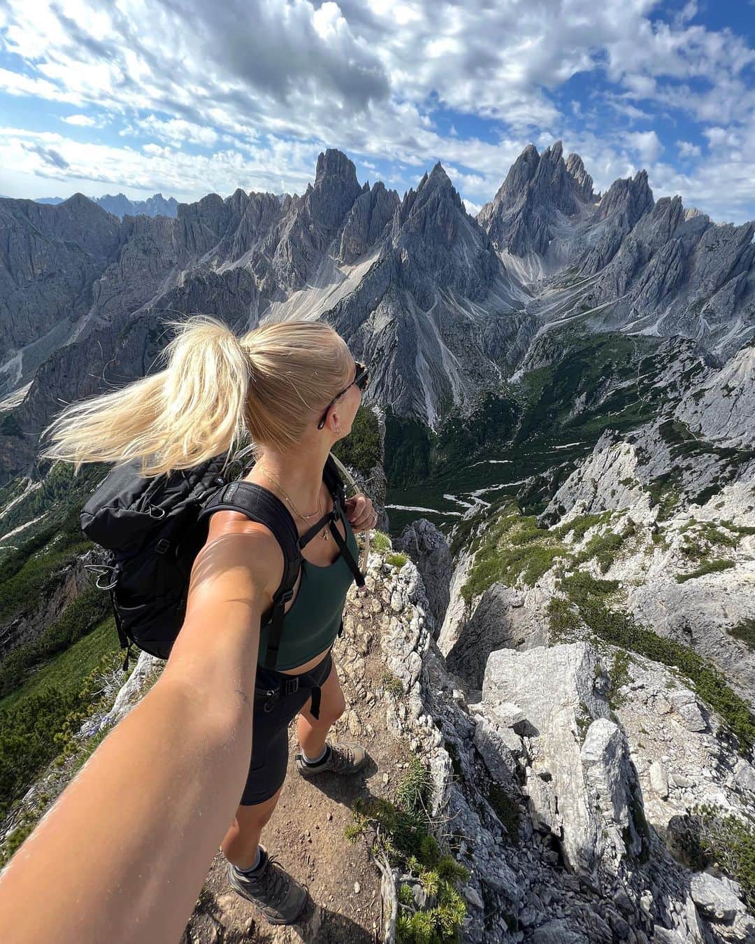 Zanna Van Dijkのインスタグラム：「Dolomites group hiking trip dump + TIPS! 🏔️   The most incredible week with the most incredible group of women! It’s been an absolute pleasure to make epic memories together and share our mutual love of the mountains. I’m gonna miss these gals 🥹  1️⃣ Candini di Misurina viewpoint - my favourite view in the Dolomites! 😍 2️⃣ @staywildswim ladies swimming in Lago Federa, the warmest lake we dipped in with plenty of rocks to jump in from 🏊‍♀️  3️⃣ The Lago Federa loop hike. Make sure you walk it counter clockwise for the best scenery 👌🏼  4️⃣ Hiking through the valleys of Parco Naturale Delle Dolomiti d’Ampezzo, a gem of a trail without the crowds 🌲  5️⃣ Lago di Braies. The most stunning turquoise blue lake, make sure you get there early as it’s super popular ✨  6️⃣ One foot in Austria, one foot in Italy at the summit of Mount Elmo. This place has the most epic 360 views 🇦🇹🇮🇹  7️⃣ There’s always time for a post-hike Aperol - they’re so cheap here it would be a crime not to! 🥂  8️⃣ A picnic with a view of Tre Cime, the most iconic mountains in the region 🧺  9️⃣ Dodging thunderstorms as we explore Cinque Torri. Make sure you hike up to Rifugio Nuvolau for a hot chocolate ⛈️  🔟 Swimming in Dürrensee. My personal favourite view that we swam with 🤩  If you want to join me on my next group hiking trip, there’s spaces on my October adventure to mountains in Turkey! All the info is on my website 🫶🏼   Dolomites travel guides incoming! ♥️ #thedolomites #grouphiking #hikinggroup」