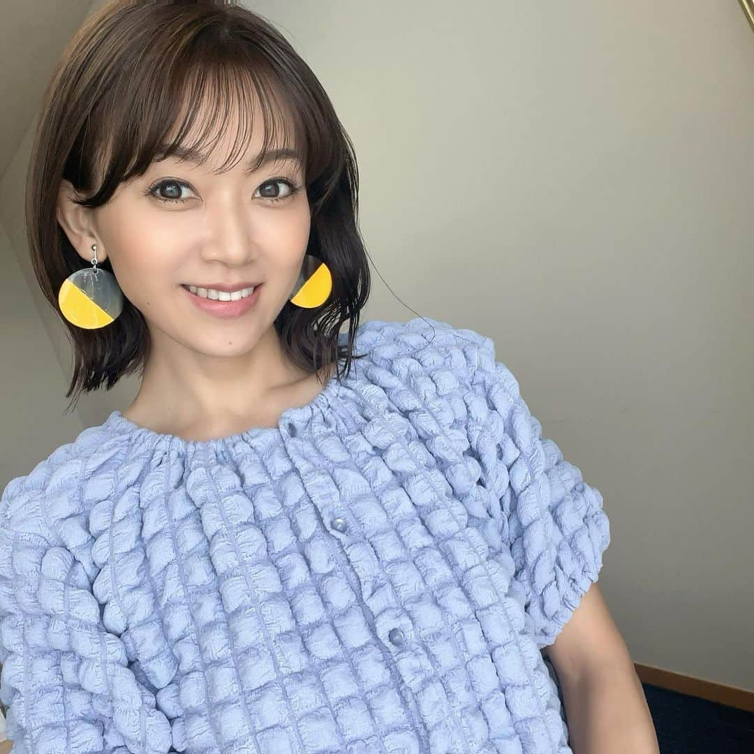 岡部玲子のインスタグラム：「本日の衣装とヘアアレンジ✨  (@millioncarats_official )さんの ポコポコトップスは 淡いパープルが涼しげで可愛かった〜っ💜  前のボタンそ開けたり 色々気回せそうなトップスでした🥹  イエローが可愛い大ぶりイヤリングは (@abiste_official )さんのもの✨  キラキラストーン以外にも 幅広いデザインのものが沢山あって 毎回感動🥹  髪の毛は 毛先が可愛い ダウンスタイルでした☺️  👧の体調不良で だいぶお疲れ気味だった私を 変身させてくださった皆様に感謝です🙏✨  🏇は  #マイナス  でした😱  途中すごく調子がよかったのに 後半調子に乗った買い方をして 結局マイナスにしてしまったという…😢  👧も少しずつ回復してきているとのこと…  明日も🏇 頑張れるといいな💪  本日も ご視聴頂きました皆様✨ ありがとうございました🙏✨  お子様が夏休みに入って 大変なご家庭もあるかもしれませんが😅  お互いいい夏を過ごしましょう☺️  最後の写真は 大好きなパウパトロールのiPhoneケース✨  パウパトロールのケースは なかなかないので 中に大好きな色合いのステッカーを切って入れた 自分流のケースです😂  #岡部玲子 #タレント　#レポーター　#競馬キャスター　#競馬　#グリーンチャンネル　#生放送　#競馬中継　#衣装　#ヘアアレンジ　#アクセサリー　#tvshow #dress #hairarrange #accessories #🏇」