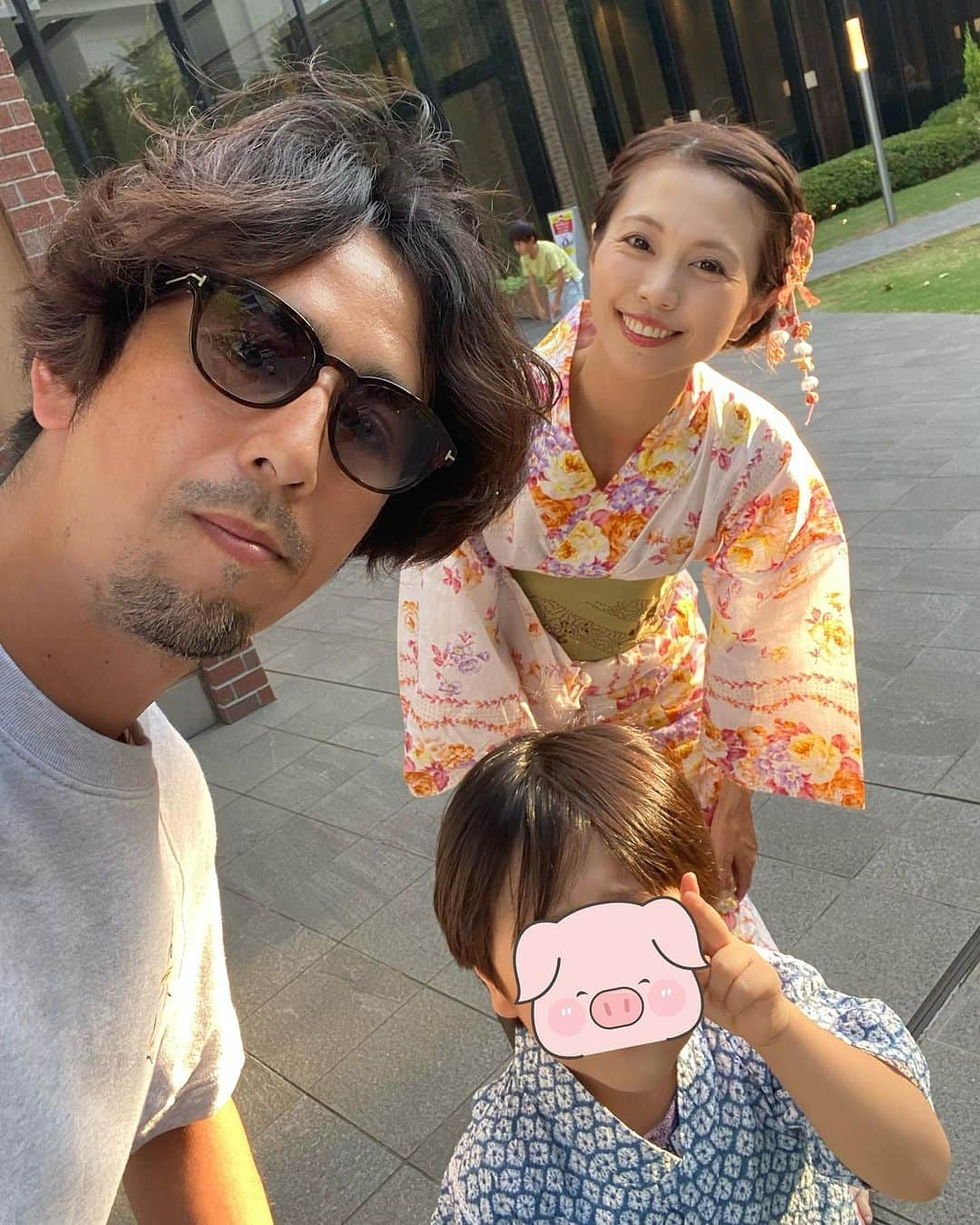 琴菜さんのインスタグラム写真 - (琴菜Instagram)「町内の夏祭りへ🩵🩵 数年ぶりの浴衣♡ 若い時から集めてたお着物や浴衣が大量にあるから選ぶのに困った🥹 八月のお祭りは紺系にしようかな💓  #夏祭り　#浴衣　#盆踊り　#息子を抱っこすると文庫結びが下がってくる　#着付け　#自装着付け #ヘアアレンジ」7月22日 18時05分 - dj_singer_kotona