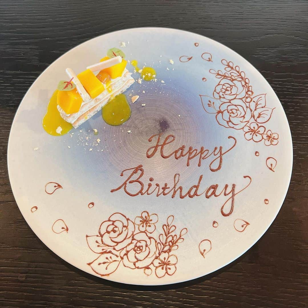 浅野ゆう子さんのインスタグラム写真 - (浅野ゆう子Instagram)「博多で…  Michelleの家族が、誕生日のお食事会を開いてくれました　^_^ ありがとう❤️  【Innovative French WATAHAN】さん  緑豊かな素晴らしい庭園を眺めながら重厚感のある、でもとってもオシャレな空間の日本家屋でいただくフレンチ❤️  もの凄〜く素敵で、と〜っても美味しくいただきました。  デザートプレートにチョコレートでhappy birthdayとデコレーションしてくださり…ありがとうございます❤️  エグゼクティブ シェフは 吉武 大輔さん  あの❣️  つんく♂さんの義理の弟さんです❣️  色々たくさんのアイデアをお持ちのシェフで、更に更に素敵なご提案をいただけるシェフだと つんく♂さんもおっしゃっていました　^_^  そしてナント❗️ 私の大好きなキャビアが山盛り❣️  つんく♂さんご夫妻からのプレゼントでした❣️ ありがとうございました❤️  贅沢三昧　^_^ 幸せいっぱいの博多旅行❤️  #博多 #フレンチレストラン #innovativefrenchwatahan #イノベーティブフレンチワタハン #お誕生日会 #ありがとうございました #美味しかった #素敵でした #シェフは #吉武大輔　さん #幸せな私　は #浅野ゆう子　です」7月22日 18時06分 - yukoasano_official