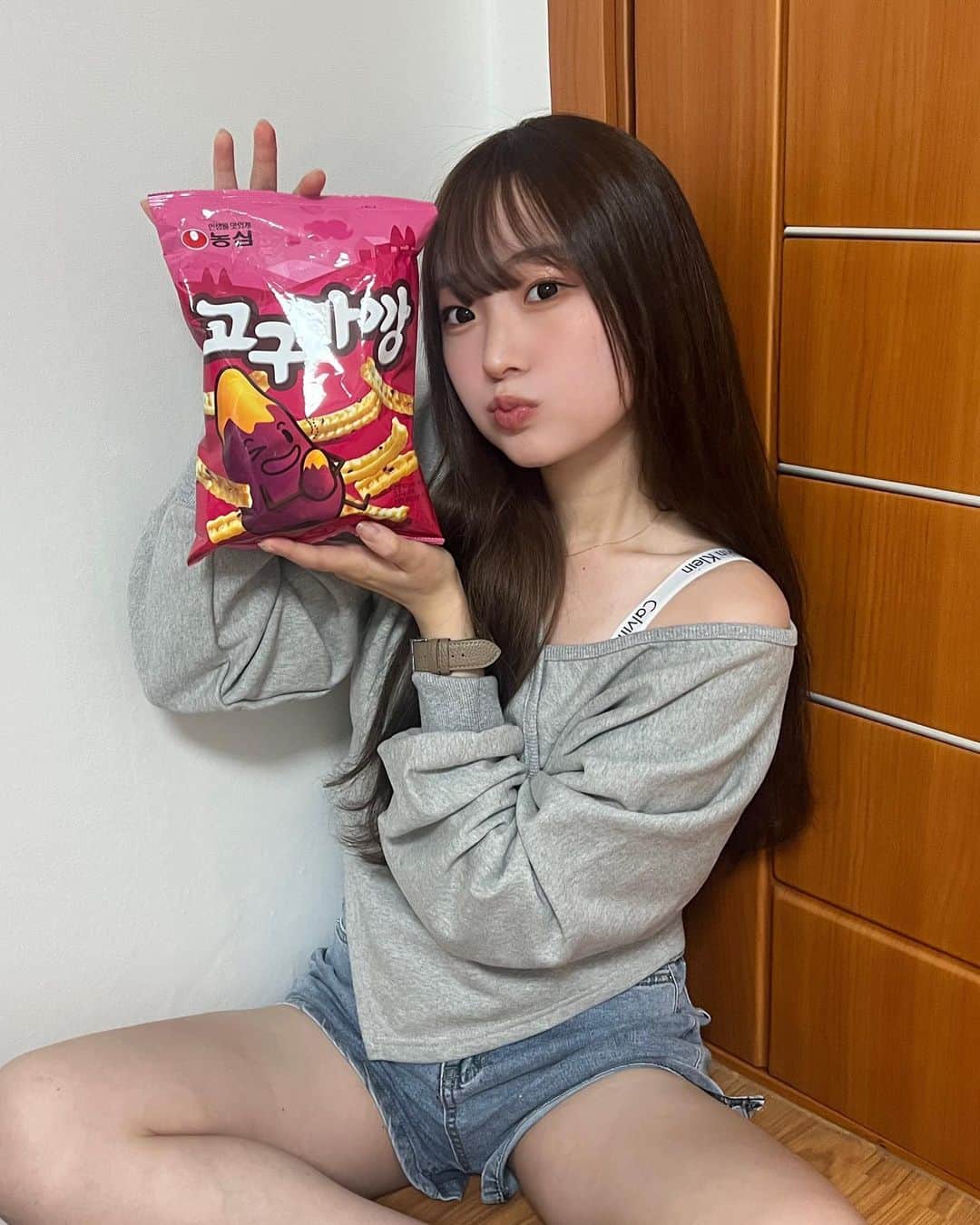 ゆうなのインスタグラム：「韓国でフラクトオリゴ糖が流行ってるの知ってた？ お腹の調子も整えてくれるし 太りにくいんだって〜🥹 ゆーなお腹弱いから嬉しい〜 このお菓子にも入ってるから食べてみた！みんなも見つけたら取り入れてみて！  #フラクトオリゴ糖 #韓国 #PR」