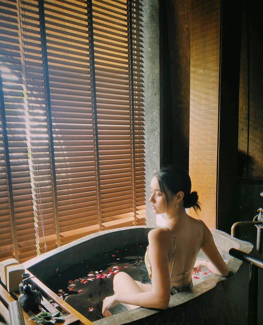 南鈴のインスタグラム：「リラックスしましょう😌❤️ #南鈴 #タイ女優 #thaiactress #タイモデル #thaimodel #タイ美人 #thaibeauty #ミスティーンタイランド #missteenthailand #missteenthailand2011」