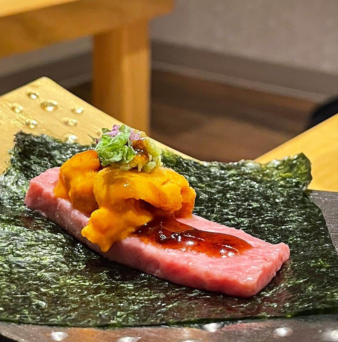 三好ジェームスのインスタグラム：「有田牛の三角バラの雲丹のせ！  そりゃ美味しいよね🤤🤤🤤  #有田牛 #三角バラ #宮崎牛 #和牛うにのせ  #和牛 #ウニ #wagyu aritawagyu」