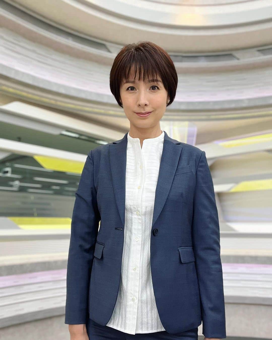 野村真季のインスタグラム：「ANNニュース 着用衣装  1〜3枚目 7/20 午後ニュース  4〜6枚目 7/19 午後ニュース  7〜9枚目 7/18 午後ニュース  #テレビ朝日 #アナウンサー #アナウンサー衣装 #ootd #40代コーデ #40代ファッション #50代ファッション #大人コーデ #大人ファッション  #野村真季」