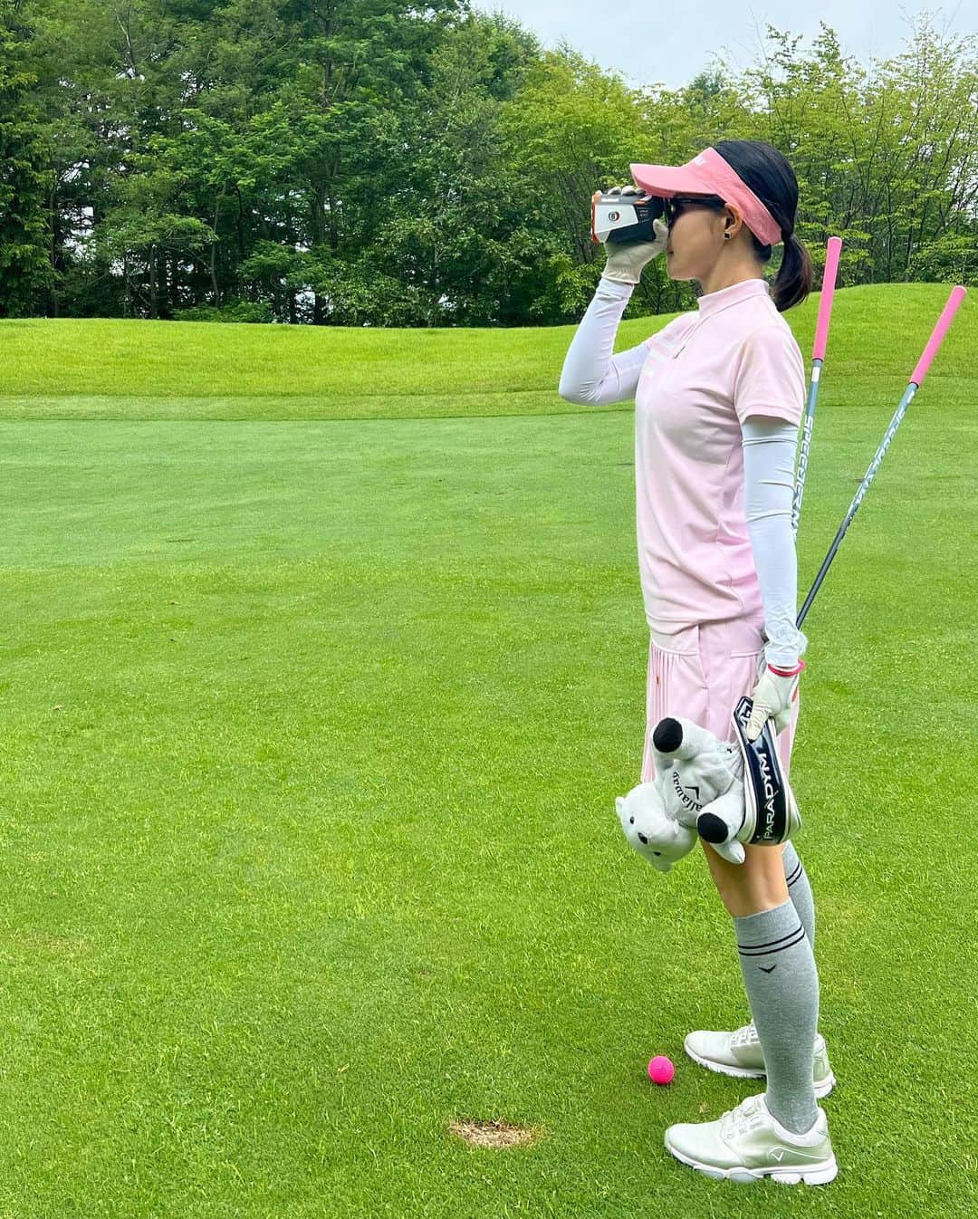 吉田玲奈さんのインスタグラム写真 - (吉田玲奈Instagram)「⛳️夏ゴルフ⛳️ 7／7発売のbushnellのレーザー距離計ピンシーカー　 ツアーV6シフトスリムジョルト✨ ピンに当てるとすぐ距離が出る‼️ 文字も大きくなって見やすい〜✨ #完全防水 @bushnellgolf  #軽井沢 #軽井沢ゴルフ #ゴルフ女子  #ブッシュネルV6 #bushnellgolf #夏ゴルフコーデ  #ゴルフウェア #callawayapparel  #キャロウェイアパレル  #キャロウェイゴルフ  #paradym  #パラダイムシフト  #氷嚢 #携帯扇風機 #ゴルフボールリップ #マグボトル #名前シール #kagatte  #キャロウェイベア #eyevol #zaap  #reinagolf」7月22日 18時27分 - reina.yoshida.ciel.1218