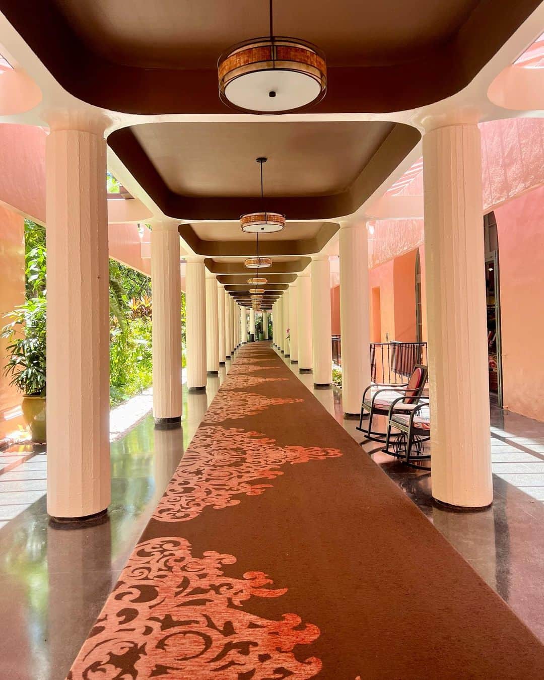 ののさんのインスタグラム写真 - (ののInstagram)「太平洋のピンク・パレス🩷 宿泊したマイラニタワーからはワイキキビーチとピンクパラソルが並ぶプールが見えて綺麗だったなあ  旅行なので近所では着なさそうな、背中が大きくあいたワンピースコーデ👗  #ロイヤルハワイアン#ロイヤルハワイアンホテル#マイラニタワー#ハワイホテル#ワイキキホテル#ホノルルホテル#ハワイ#ホテル#ホテルステイ#ハワイ旅行#ハワイ観光#ワンピース#シーイン#shein購入品#sheinコーデ#ワンピ#白ワンピ#白ワンピース#ティファニーt #ティファニーブレスレット#royalhawaiian#royalhawaiianhotel#shein#hawaii#waikiki#waikikihotel#honolulu#hawaiitrip#hawaiivacation#tiffany」7月23日 7時00分 - nonoko0309