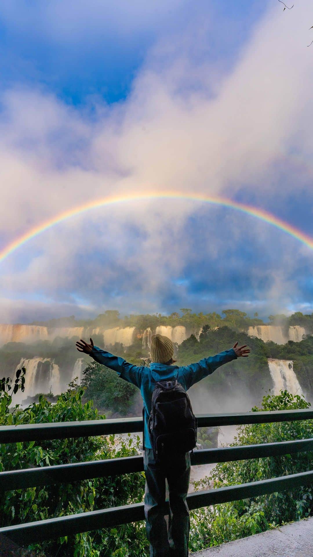 詩歩のインスタグラム：「イグアスの滝で、ダブルレインボーに遭遇🌈🌈  久しぶりのプライベートな海外旅行で、南米大陸に滞在中です。ハプニングだらけの模様をストーリーズで更新中ですが、お楽しみいただけているでしょうか😂  最初に訪れたのは、世界三大瀑布のひとつ #イグアスの滝　 ！アルゼンチンとの国境に位置する世界一の水量を誇る滝です。  さらに、訪れたこの日は偶然にも豪雨の直後で、なんと通常比5-6倍の水量🤣　おかげで全身中までずぶ濡れになりながら楽しみました。  でもそのおかげで大迫力な光景が楽しめて、一緒だけど滝にかかる虹も！よく見ると二重になってるんだけど、動画で分かるかなぁ…？🌈  トラブル続きの珍道中、無事に帰国できるまでぜひ応援よろしくお願いします🙇‍♂️笑  ブラジルの投稿はこのタグでまとめます / Posts of this area can be found in this tag.→ #shiho_brazil   I am currently in the South American continent on my first trip abroad in many years. My first stop was #IguazuFalls , one of the three largest waterfalls in the world! Located on the border with #Argentina , it is the world’s largest waterfall. Moreover, on the day I visited, it happened to be right after a torrential downpour, so the water volume was 5-6 times higher than usual!! Thanks to this, I enjoyed the falls while soaking wet all over my body. But thanks to that, we were able to enjoy the powerful spectacle of the waterfall and the rainbow over the waterfall! If you look closely, you can see a double rainbow, but I wonder if you can tell in the video??  with @ooooooayumioooooo   📷 14th July 2023 📍ブラジル　イグアスの滝 / Iguazu Falls, Brazil   ©︎Shiho/詩歩」