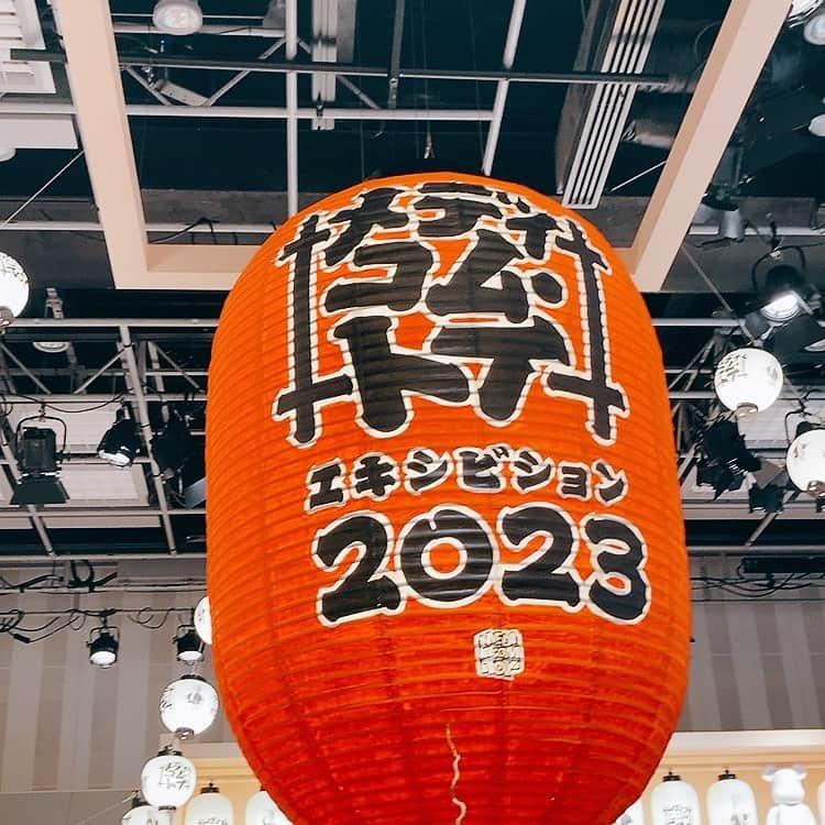 上地春奈のインスタグラム：「2023年7月22日 18:18  ☆アイ❤️メディコムトイ☆  テーマ：ブログ  あたす、メディコムトイのベアブリック大好きでさ🦍💕❣️  レセプションパーリーに呼んで頂き行ってきたー🦍💕❣️  毎回色んなテーマがあって、楽しわけさ😆🎶  今回は、祭りがテーマという事で✨  入口から楽しくて⤴︎🤸‍♂️🦍❣️  やばやば😍⤴︎❣️ 全部でぇーじ キャワイイ😍❤️💕🫶❣️  あたすの大好きな❤️ケアベアも居て😍❤️  ここに住めるなら、住みたい😍🦍💕  ベアブリック以外にも色々あってさ🎶  毎回、可愛いお花屋さんが来ていて、このお花も貰えるわけさ💐❤️（力強い二の腕は見ないで🏋️‍♂️🤚）  花嬉しい🦍💕❣️ オデェ、ハナ、スキ🦍❣️  テンション上がって、カタコトにもなるよね🦍❣️  祭り祭だから、ヨーヨー釣りや、射的や、焼きそばに、りんご飴に、綿飴も貰えるし、出来るし😍💕❣️🍺に、日本酒🍶、サワーに、ラムネもあって、飲み放題パラダイス😆😍💕❣️  神輿もあったから  担ぐよね🦍❤️  帰りにはお土産まで頂き😍🙏 ありがたやぁ😆😍🦍🙏  あたすの部屋にも、メディコムトイのおもちゃが色々あるんだけど🦍💕  一部のベアブリック達🦍💕 キャワイイから、見るだけでテンション上がる🦍💕❣️  ラーブ❤️メディコムトイ😍❤️❣️  #上地春奈 #アイ❤️メディコムトイ #エキシビョン2023 #キャワイイ❤️パラダイス😍❤️」