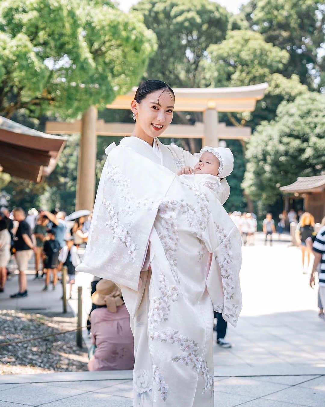 ソンイのインスタグラム：「母と娘、父と娘👶🏻🩷  娘のお顔を見ながらどんな産着が似合うかなぁ〜と選んで、美しい洋花刺繍の正絹の産着に一目惚れ🕊️  37度の猛暑日だったのでこの写真のカットでだけ着て、全部覆わずに簡単に羽織って、日陰でささっと産着を楽しみました👶🏻🤍  パパとの写真の娘が可愛すぎて悶絶😮‍💨💕  私にも似てるし旦那にも似てるし息子にも似てる👶🏻  📷 : @sparklingmoment_non  👘 : @shosa_kyoto_official  👶🏻 : @renca.jp  ⛩️ : @meijijingu_sukeikai  #お宮参り #お食い初め #家族写真 #生後3ヶ月  #生後100日 #100日祝い #百日祝い #お宮参りコーデ」