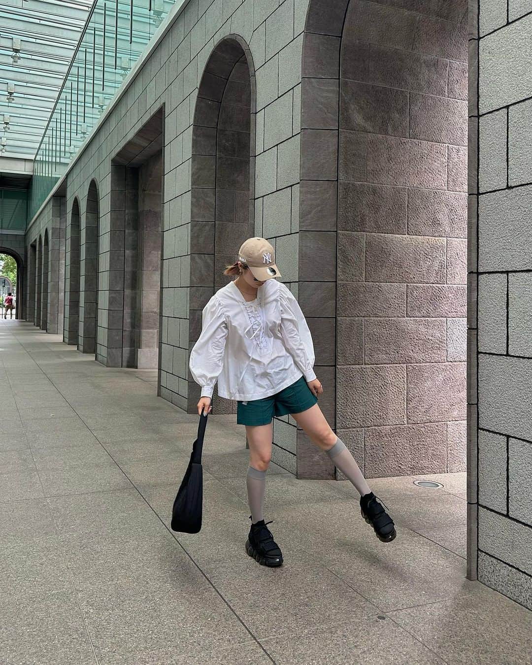 相羽瑠奈のインスタグラム：「おNEWのシューズ🐈‍⬛🐾🖤 tops @noirkeininomiya pants @miumiu bag @folnua_official  shoes @mikiosakabe」