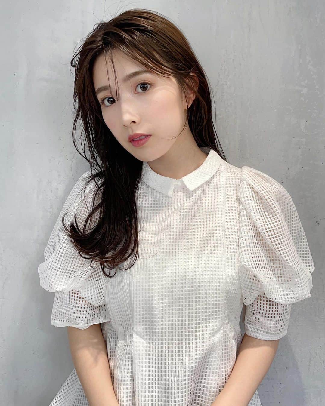 のインスタグラム：「. . ムービー前撮り前に最終メンテは SOLUNA GRACEへ🤍  今まではSOLUNAの目黒店で お世話になっていたんだけど！ ずっとお願いしているHONAMIさんの 異動で今回からはSOLUNA GRACE （渋谷店）にお世話になります◎  SOLUNAとSOLUNA GRACEって フランチャイズ的な感じで別物かと 勘違いしていたんだけど！笑 SOLUNAのアップグレード版というか ちょっとできることが違う別ブランド ということらしいです😽💕  違うところとしては SOLUNAは機械とハンドでのケアで GRACEは機械とハンドでのケアに プラスしてヒートマットに包まれて 発汗もできちゃうというところ◎ マットに包まれている間はヘッドマッサージか フェイシャルマッサージを選べるよ🌼  冷え性で身体ガチガチ、浮腫みやすい私には GRACEめちゃくちゃ合っていた！ そして最近ほんっとに暑いからエアコンが 効いた部屋にいることが多くて その分巡りも悪くなってた気がする☁️  90分で首と肩の凝りがかなーりゆるんで 肩のシルエットがめっちゃ変わった👏🏻 そしてヘッドマッサージしてもらって めちゃくちゃ癒された🫧  そしてよく予約取れないって言われるけど GRACE今は予約取りやすいです😽💕💕 秋婚、冬婚の方は今から定期的に行くと 身体かなり変わると思うのでぜひっ （直前だけより、長い期間で準備すると 仕上がり絶対変わるので◎）  #エステ#痩身エステ#プレ花嫁#プレ花#花嫁準備#結婚式準備#花嫁美容#花嫁美容レポ#2023秋婚#ブライダルエステ#結婚式#ブライダルエステ」