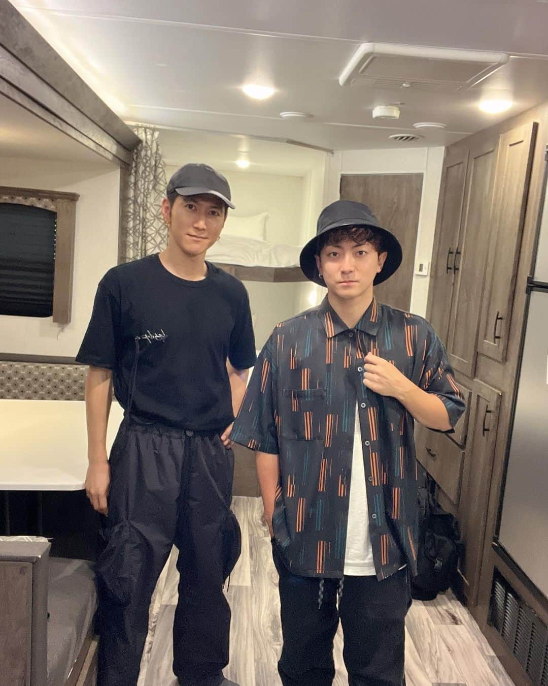 きょんのインスタグラム：「2人でトレーラーハウスー！」