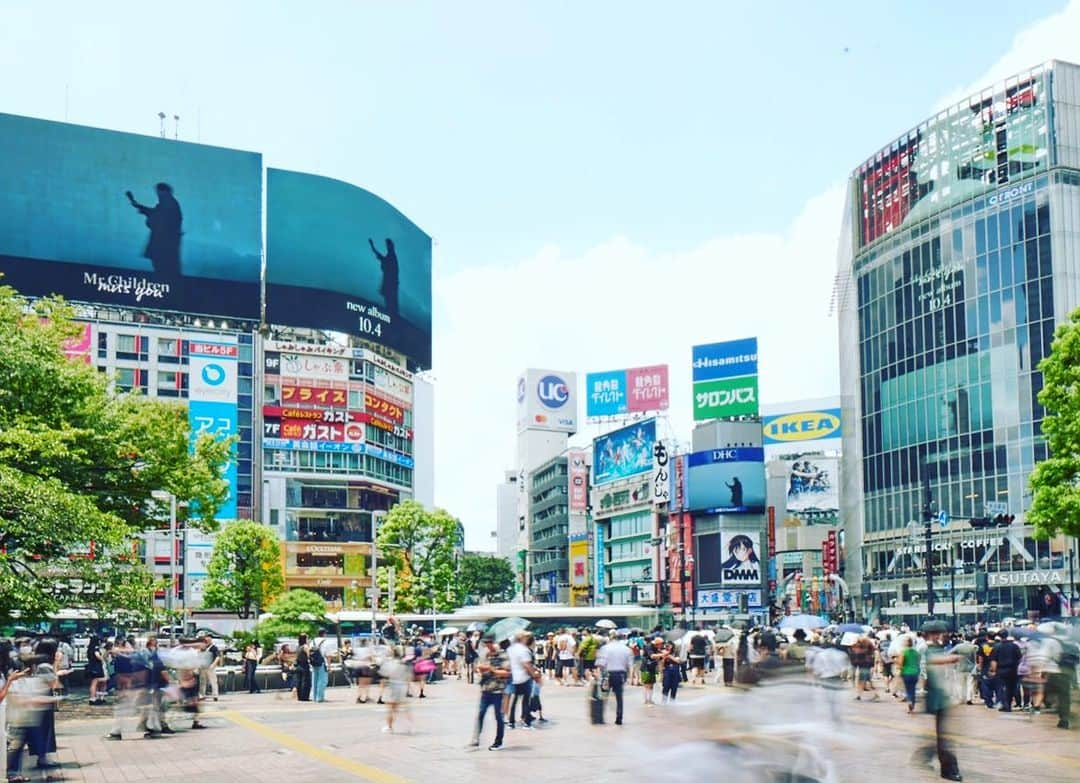 森本千絵さんのインスタグラム写真 - (森本千絵Instagram)「渋谷、青山、新宿の空で 桜井さんの歌声が響いてます。  Mr.Children   New Album「miss you」  10.4 Release  https://www.toysfactory.co.jp/artist/mrchildren/20231004/  １時間に1回？ このあと夜みにいきます！  #mrchildren #missyou」7月22日 18時45分 - chiemorimoto_goen