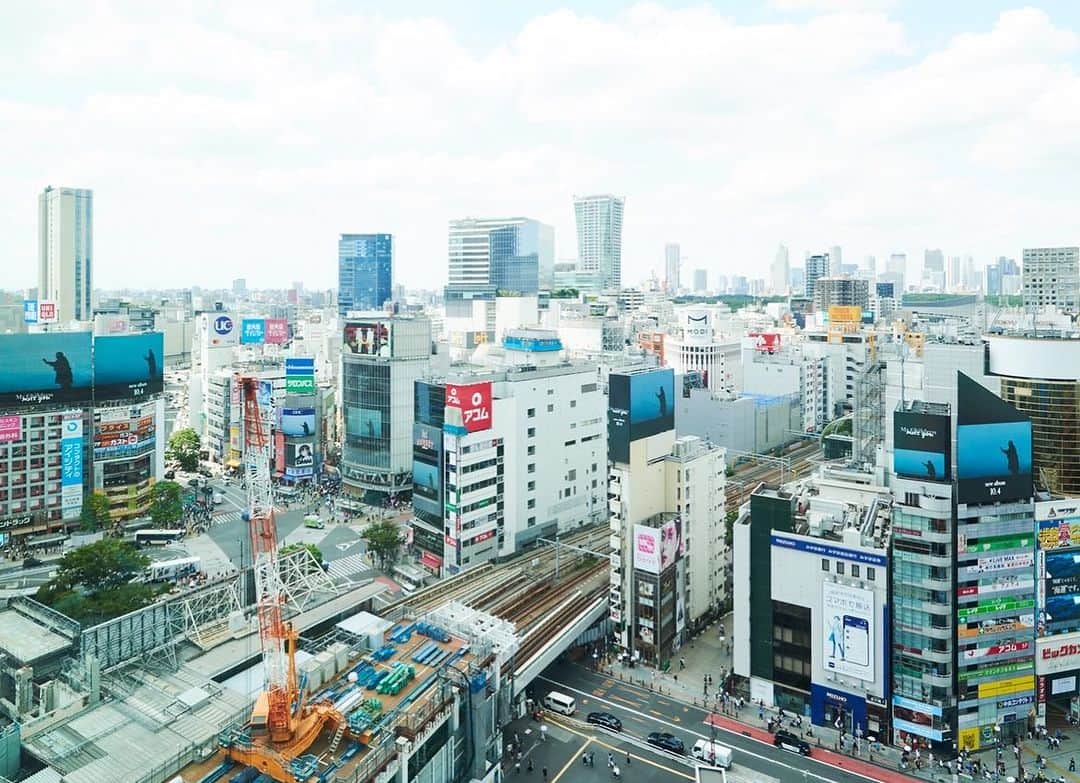 のインスタグラム：「渋谷、青山、新宿の空で 桜井さんの歌声が響いてます。  Mr.Children   New Album「miss you」  10.4 Release  https://www.toysfactory.co.jp/artist/mrchildren/20231004/  １時間に1回？ このあと夜みにいきます！  #mrchildren #missyou」