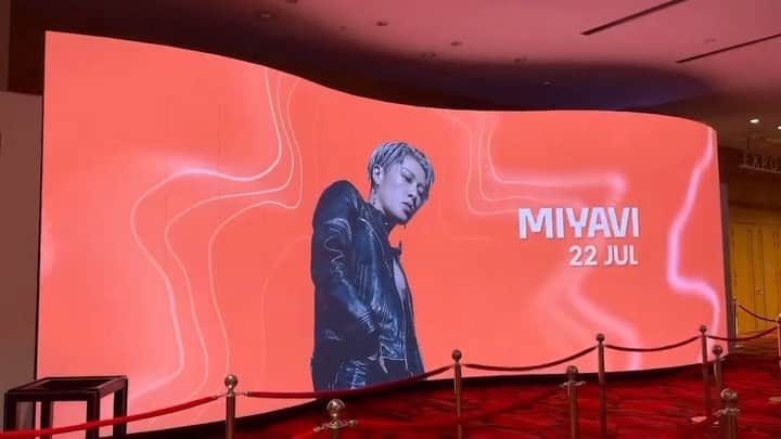 雅-MIYAVI-のインスタグラム：「🫡  #Repost @miyavi_staff ・・・ TODAY!🎸⚡️⚡️  いよいよ本日🙌🏻  https://jp.marinabaysands.com/entertainment/shows/miyavi-concert.html  #marinabaysands  #wheremusictakesover  #MIYAVI」