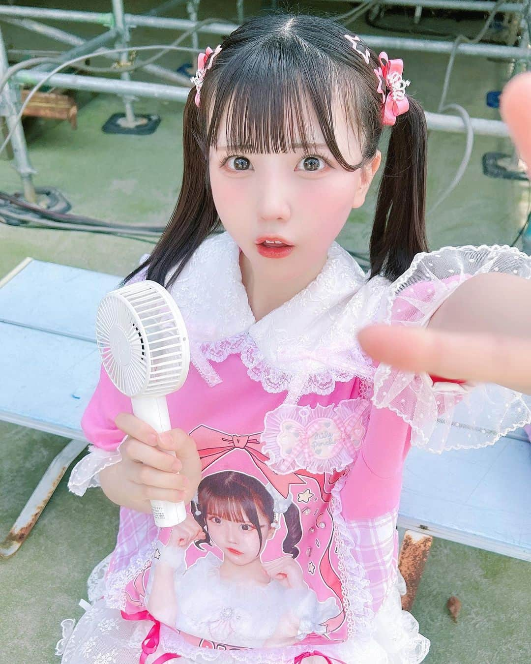 りこたにえんのインスタグラム：「夏フェスたのし〜💓 アレンジT新しくなったよ〜🎀🎀かわいい？  #idol #tシャツアレンジ」