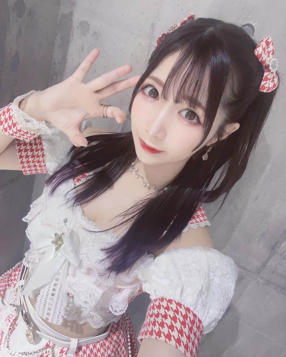 伊藤里織のインスタグラム：「髪色紫にしたんだ💜 目指せ！星野アイちゃん！天才的なアイドル！ . . . #KNUoNEW #マジック界のパイオニア #アイドル #japaneseidol #❤️ #推しの子 #星野アイ」