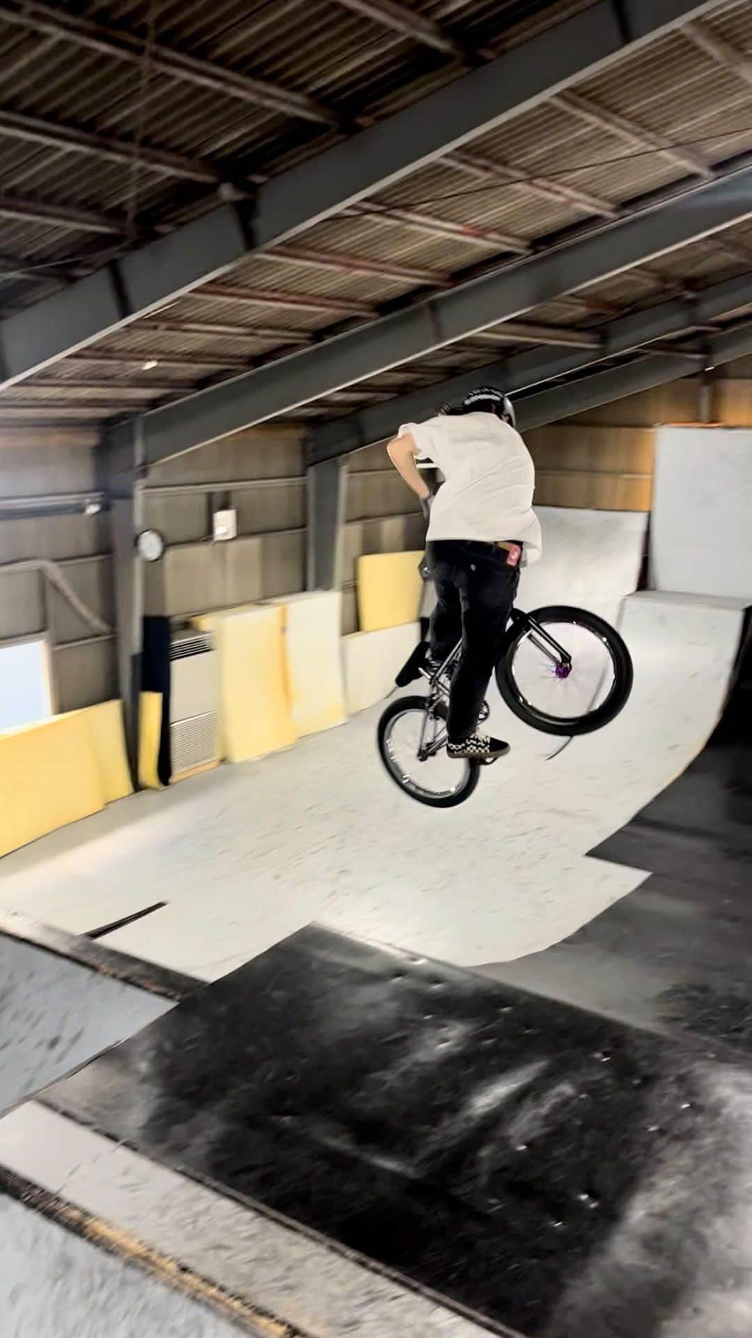 大池水杜のインスタグラム：「BMXにまた乗れるようになってもーすぐ1ヶ月経ちます😁 感覚はいい感じ！けど、まだまだリハビリライドだし長時間乗らないようにしてるし、本格復帰はもう少し先かな〜！とにかくまたBMXに乗れてとても幸せだし最高にたのしいです！支えてくれるみんなに感謝！前よりカッコいいライダーになって戻ります😋  It’s been almost 1 month since I returned to BMX! I’m having a really good time, and my feeling is greats! I am still in rehab, but I am very happy to be able to ride BMX again. Thank you everyone for your support! I’ll come back stronger than ever, so wait!  @visavis_jp #slopeshot #VANS #bern #タウン情報おかやま #ライト電業 #bmx #bmxgirl #bmxfreestyle #bmxwomen #胸椎圧迫骨折」