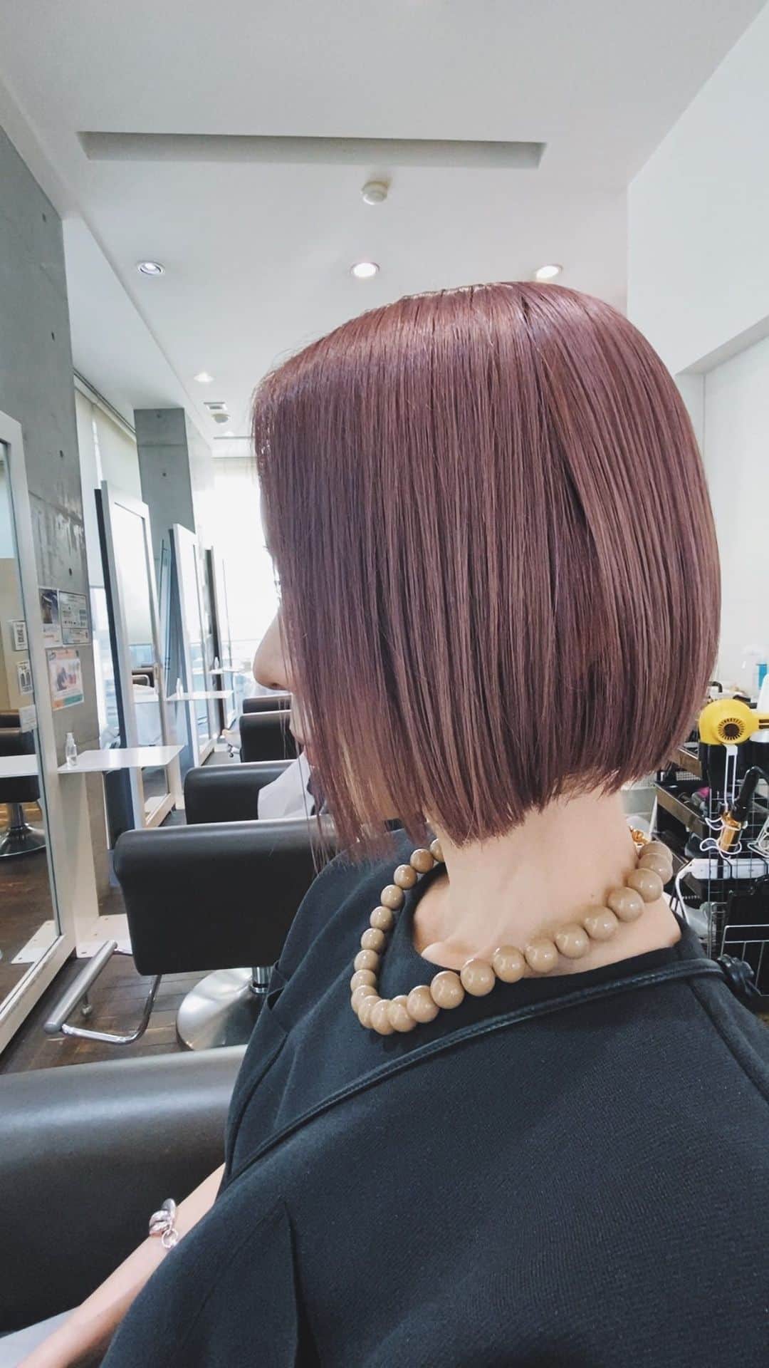 j.chikaのインスタグラム：「⁡ CARE梅田 @careumeda でヘアメンテ💇‍♀️ ⁡ @hiroyuki_tamada_ たまちゃん @ayato_____naka なかくん いつもありがとう😊🙏❤️  褒められネックレスは @seadsmara ♡ ⁡ 美容室 CARE umeda 〒530-0013 大阪市北区茶屋町15-22 アーバンテラス茶屋町B-4F 06-6372-0113 ⁡ #CARE梅田#ケア梅田 #CAREumeda#大阪#美容室 #ボブ#ハイライト#ヘアカラー #バレイヤージュ#ブリーチヘア #大人ボブ#切りっぱなしボブ ⁡ ⁡ ⁡」