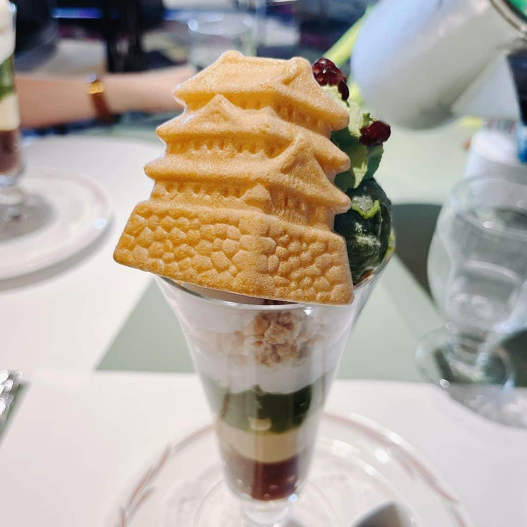 newotani_osakaさんのインスタグラム写真 - (newotani_osakaInstagram)「【 究極のホテルメイド夏スイーツ🍨かき氷VSパフェ 】～暑い日も爽やかに～  猛暑に欠かせないお楽しみスイーツと言えば何でしょうか？ 近年、本格的なかき氷が次々登場し、しのぎを削っていますね。 甘党の方にはパフェも捨てがたいところ。  今回は、かき氷とパフェの魅力を贅沢にも一度でご紹介します！  ホテルニューオータニ大阪のかき氷は、不純物を含まずふわっふわ🍨 厳撰素材シロップとマカロンとの相性も抜群で、滑らかな口あたり♪ かき氷特有の頭がキーンとなる感覚も少なく、食べ終わった後に涼しい余韻が残ります🎐  大阪城天守閣復興90周年を記念したオリジナル「大阪キャッスルパフェ」は、 抹茶アイスやアクセントの黒蜜など、和スイーツ好きのための究極スイーツです🍵  さあ、あなたはどちらが食べたいですか？😋 ‌  📷1～4枚目： @parentesi_parentesi さま  麺処NAKAJIMA 究極のかき氷🍧  ふわっふわの天然氷は キーーンとこないんだそう！ ほんと、キーーンにならなかった😁  普通サイズは結構な量だけど （ハーフもあります） 優しい甘さだから お蕎麦をいただいた後でしたがペロリです。  中にはゴロゴロと果肉がたっぷりで嬉しい☺️ マンゴーとイチゴをいただいたので、期間中に和三盆も食べに行くつもり。  感謝、感謝❣️で ごちそうさまでした。  💬かき氷の魅力があふれる投稿ありがとうございます🍧 キーンとならないのは、天然水ならではです。 涼しさが体の中を駆け巡りましたか？ またのご利用をお待ちしております。  ＝＝  📷5枚目： @chiko0710 さま  SATSUKI  💬 お城の形をしたモナカなどのトッピングが自慢のパフェを 美味しそうに投稿いただきありがとうございます🤤 ‌ ＝＝  ＜営業期間時間のご案内＞  🍨かき氷(麺処NAKAJIMA・割烹 季処 一心)  期間：9月下旬まで  時間： 麺処NAKAJIMA 11:00～14:00（最終入店） 割烹 季処 一心　17:00～21:00（LO20:30）  料金： 🥭マンゴー￥2,800 🍓いちご　￥2,500 🍑ピーチ　￥3,200 🍨和三盆　￥2,800 ※サービス料別  🍦🍵大阪キャッスルパフェ(SATSUKI)  時間： SATSUKI 11:00～22:00（LO21:30）  料金： ￥1,931 ※サービス料共  その他、チョコレートパフェ🍫や、マスクメロンパフェ🍈もご用意しております。  涼を求めて、ぜひ食べにいらしてくだせいね♪  Instagram投稿の際には、#ホテルニューオータニ大阪 をつけていただくと、 お写真掲載のお声がけをさせていただくかもしれません🥰  ーーーー  🔍ご予約・さらに詳しい情報は、アカウントプロフィールリンク （ @newotani_osaka ）より、「レストラン＆バー」⇒「麺処NAKAJIMA」「割烹 季処 一心」「SATSUKI」お進みください。  #ニューオータニ大阪 #大阪城公園 #大阪城 #大阪市中央区 #大阪ホテル #hotelnewoaniosaka #osakacastlepark #かき氷 #天然かき氷 #フルーツかき氷 #かき氷巡り #かき氷🍧 #江戸かき氷 #かき氷マニア #かき氷大好き #かき氷好き #かき氷活動 #大阪かき氷 #大阪キャッスルパフェ #抹茶パフェ #抹茶パフェ🍨🍵 #大阪パフェ #大阪パフェ巡り #大阪パフェ部 #大阪城グルメ #抹茶スイーツ #ホテルキャンペーン #キャンペーン実施中 #インスタキャンペーン」7月22日 19時00分 - newotani_osaka