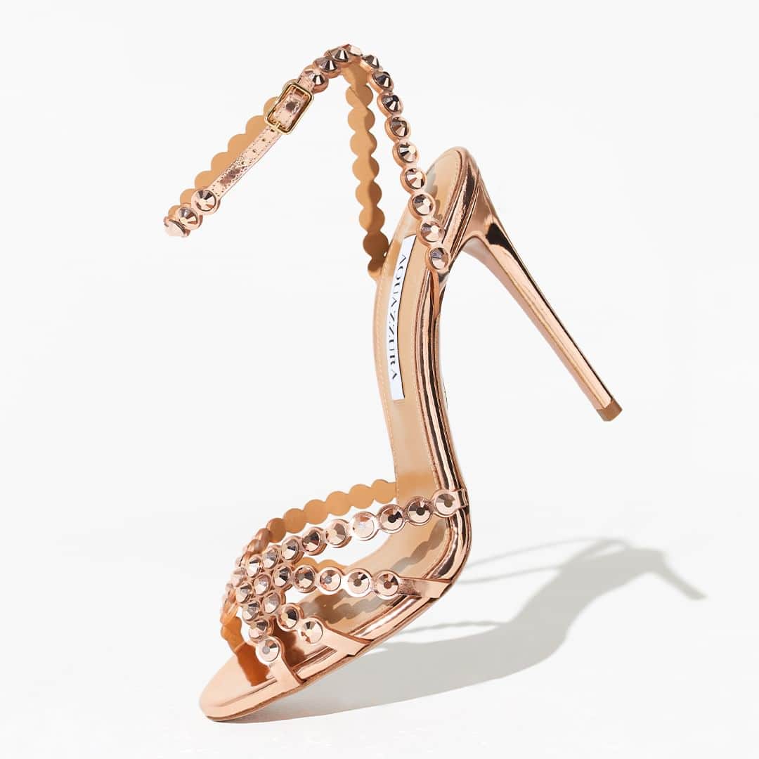 Aquazzuraのインスタグラム：「Golden treasures for Summer. Let be seduced by the icon Tequila Sandal 105 in Rose Gold.  #AQUAZZURA  #AQUAZZURASandals」