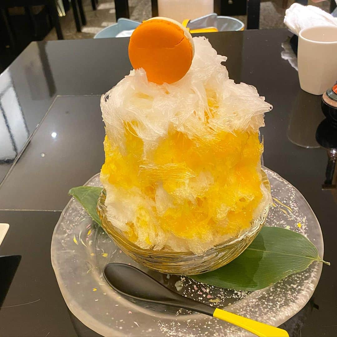 newotani_osakaのインスタグラム：「【 究極のホテルメイド夏スイーツ🍨かき氷VSパフェ 】～暑い日も爽やかに～  猛暑に欠かせないお楽しみスイーツと言えば何でしょうか？ 近年、本格的なかき氷が次々登場し、しのぎを削っていますね。 甘党の方にはパフェも捨てがたいところ。  今回は、かき氷とパフェの魅力を贅沢にも一度でご紹介します！  ホテルニューオータニ大阪のかき氷は、不純物を含まずふわっふわ🍨 厳撰素材シロップとマカロンとの相性も抜群で、滑らかな口あたり♪ かき氷特有の頭がキーンとなる感覚も少なく、食べ終わった後に涼しい余韻が残ります🎐  大阪城天守閣復興90周年を記念したオリジナル「大阪キャッスルパフェ」は、 抹茶アイスやアクセントの黒蜜など、和スイーツ好きのための究極スイーツです🍵  さあ、あなたはどちらが食べたいですか？😋 ‌  📷1～4枚目： @parentesi_parentesi さま  麺処NAKAJIMA 究極のかき氷🍧  ふわっふわの天然氷は キーーンとこないんだそう！ ほんと、キーーンにならなかった😁  普通サイズは結構な量だけど （ハーフもあります） 優しい甘さだから お蕎麦をいただいた後でしたがペロリです。  中にはゴロゴロと果肉がたっぷりで嬉しい☺️ マンゴーとイチゴをいただいたので、期間中に和三盆も食べに行くつもり。  感謝、感謝❣️で ごちそうさまでした。  💬かき氷の魅力があふれる投稿ありがとうございます🍧 キーンとならないのは、天然水ならではです。 涼しさが体の中を駆け巡りましたか？ またのご利用をお待ちしております。  ＝＝  📷5枚目： @chiko0710 さま  SATSUKI  💬 お城の形をしたモナカなどのトッピングが自慢のパフェを 美味しそうに投稿いただきありがとうございます🤤 ‌ ＝＝  ＜営業期間時間のご案内＞  🍨かき氷(麺処NAKAJIMA・割烹 季処 一心)  期間：9月下旬まで  時間： 麺処NAKAJIMA 11:00～14:00（最終入店） 割烹 季処 一心　17:00～21:00（LO20:30）  料金： 🥭マンゴー￥2,800 🍓いちご　￥2,500 🍑ピーチ　￥3,200 🍨和三盆　￥2,800 ※サービス料別  🍦🍵大阪キャッスルパフェ(SATSUKI)  時間： SATSUKI 11:00～22:00（LO21:30）  料金： ￥1,931 ※サービス料共  その他、チョコレートパフェ🍫や、マスクメロンパフェ🍈もご用意しております。  涼を求めて、ぜひ食べにいらしてくだせいね♪  Instagram投稿の際には、#ホテルニューオータニ大阪 をつけていただくと、 お写真掲載のお声がけをさせていただくかもしれません🥰  ーーーー  🔍ご予約・さらに詳しい情報は、アカウントプロフィールリンク （ @newotani_osaka ）より、「レストラン＆バー」⇒「麺処NAKAJIMA」「割烹 季処 一心」「SATSUKI」お進みください。  #ニューオータニ大阪 #大阪城公園 #大阪城 #大阪市中央区 #大阪ホテル #hotelnewoaniosaka #osakacastlepark #かき氷 #天然かき氷 #フルーツかき氷 #かき氷巡り #かき氷🍧 #江戸かき氷 #かき氷マニア #かき氷大好き #かき氷好き #かき氷活動 #大阪かき氷 #大阪キャッスルパフェ #抹茶パフェ #抹茶パフェ🍨🍵 #大阪パフェ #大阪パフェ巡り #大阪パフェ部 #大阪城グルメ #抹茶スイーツ #ホテルキャンペーン #キャンペーン実施中 #インスタキャンペーン」