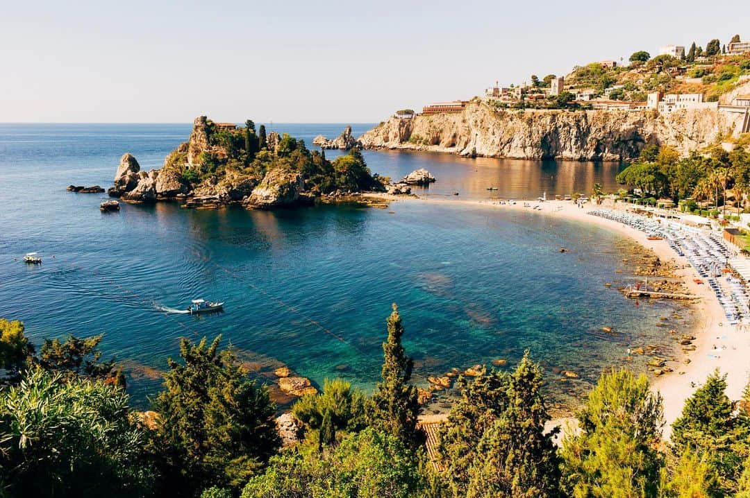 Vogue Españaのインスタグラム：「Un verano a lo 'The White Lotus': desde Taormina hasta Palermo, te contamos las direcciones clave en Sicilia para recorrer la isla italiana más famosa (y cinematográfica). {Puedes ver la guía completa en el link de la bio} ▪️Fotos: Getty Images ▪️Texto: @silviaruizdelaprada」