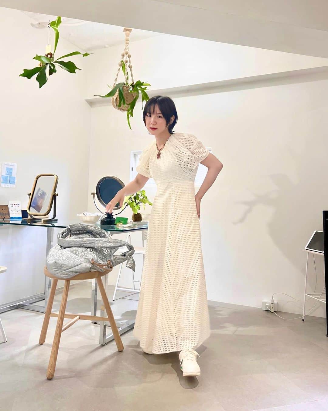光永のインスタグラム：「綺麗な白ワンピースずっと欲しくてようやく最高の見つけたのに、もったいぶって着るタイミングちょっとだけ遅れた👗🩵 大人かわいい、さすがクラネサマ。 スニーカーと大ぶりネックレス合わせてちょっとカジュアルダウン⭕️ あと、まつ毛パーマしました👁️ 毛先ストレートでキュルっと上げてもらった最高です @67___uki さんありがとうございます🫰🏻❤️‍🔥❤️‍🔥 ㅤㅤㅤㅤㅤㅤㅤㅤㅤㅤㅤㅤ ワンピース：#CLANE バッグ：#controlfreak  スニーカー：#NIKE ネックレス：#topazz ㅤㅤㅤㅤㅤㅤㅤㅤㅤㅤㅤㅤ #ootd #パリジェンヌ #白ワンピース #白ワンピースコーデ #ウルフショート #ショートウルフ #クラネ #コルテッツ」