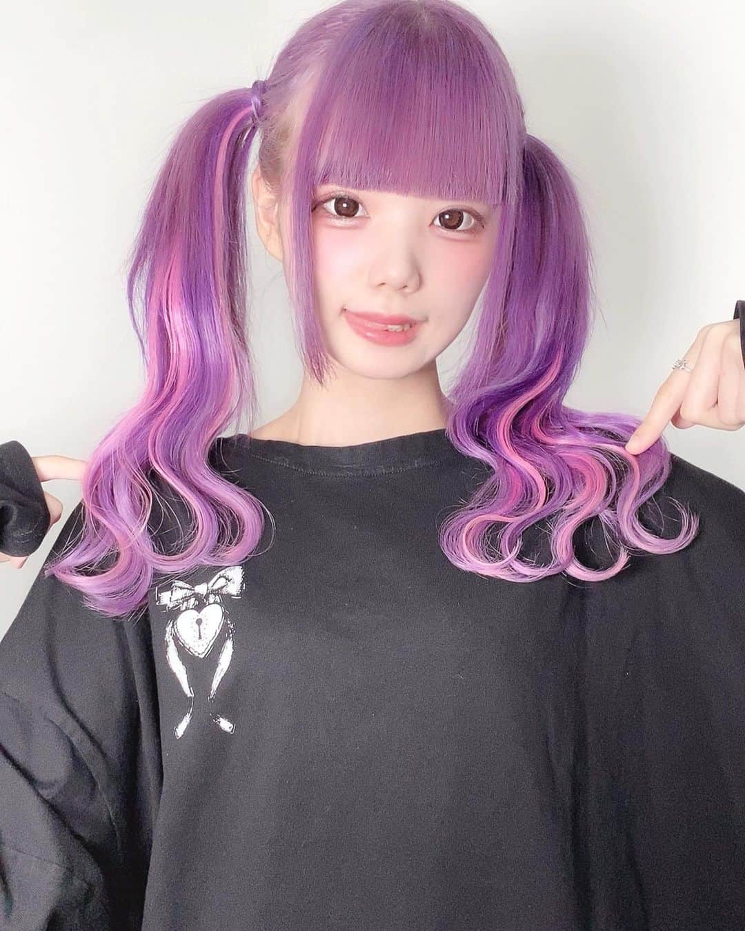 ゐななのインスタグラム：「まじょかわいい🧙🏻‍♂️  今回もてつやさん(@tetsuya_cerisier )にブリーチ1回(3回目)、カラー、トリートメント、エクステをして頂きました！🙇🏻🩷🩷  ブリーチが丁寧でトリートメントも最強だから髪の毛が全然耐えてくれてるし、毎回どタイプすぎるカラーしてくださるから本当にらぶち🙉♡  エクステもごしゃごしゃになることぜんっぜんないし、夏休みは是非スリジエがおすすめです！！丁度1ヶ月、髪の毛染めずに最強に可愛くなっちゃお〜！！☀️  私はいつもベースとインナー含めエクステ70本ぐらいつけてます！ インナーだけのエクステだったら22本がおすすめらしいよ🎶 地毛の長さによるけど全部つけるなら60〜90ぐらいらしいです( ◜︎◡︎◝︎ ) 毛質がほんっっとうに良いのでみんなもエクステつけてみてね₍ ᐢ. ̫ .ᐢ ₎‪‪❤︎‬ エクステ以外の技術も間違いなしなので是非てつやさんにかわいいにしてもらって下さい！🫢💞  可愛いをつくる天才のてつやさん(@tetsuya_cerisier )をフォローするとゐなな割引で安く施術して頂けるみたいなのでみんなもぴえんにしてもらお〜👶🏻🎀  #スリジエ #cerisier」