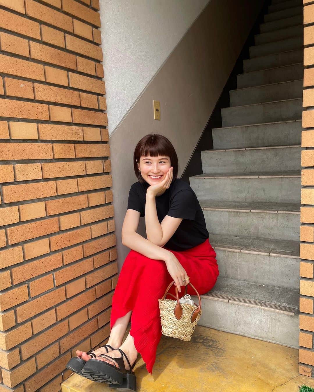 藤本林花美愛さんのインスタグラム写真 - (藤本林花美愛Instagram)「やっぱり夏は赤が好き❤️  BLACK & REDでまとめた日！ シンプルな組み合わせだけど、 リラックス感があっておしゃれ見えする ジャガード柄のニットスカートがお気に入り😎  Tops: @amiparis  Skirt: @sly_official  Bag: @hm  Shoes: @charleskeithofficial @charleskeith_jp」7月22日 19時04分 - lily_1001_official