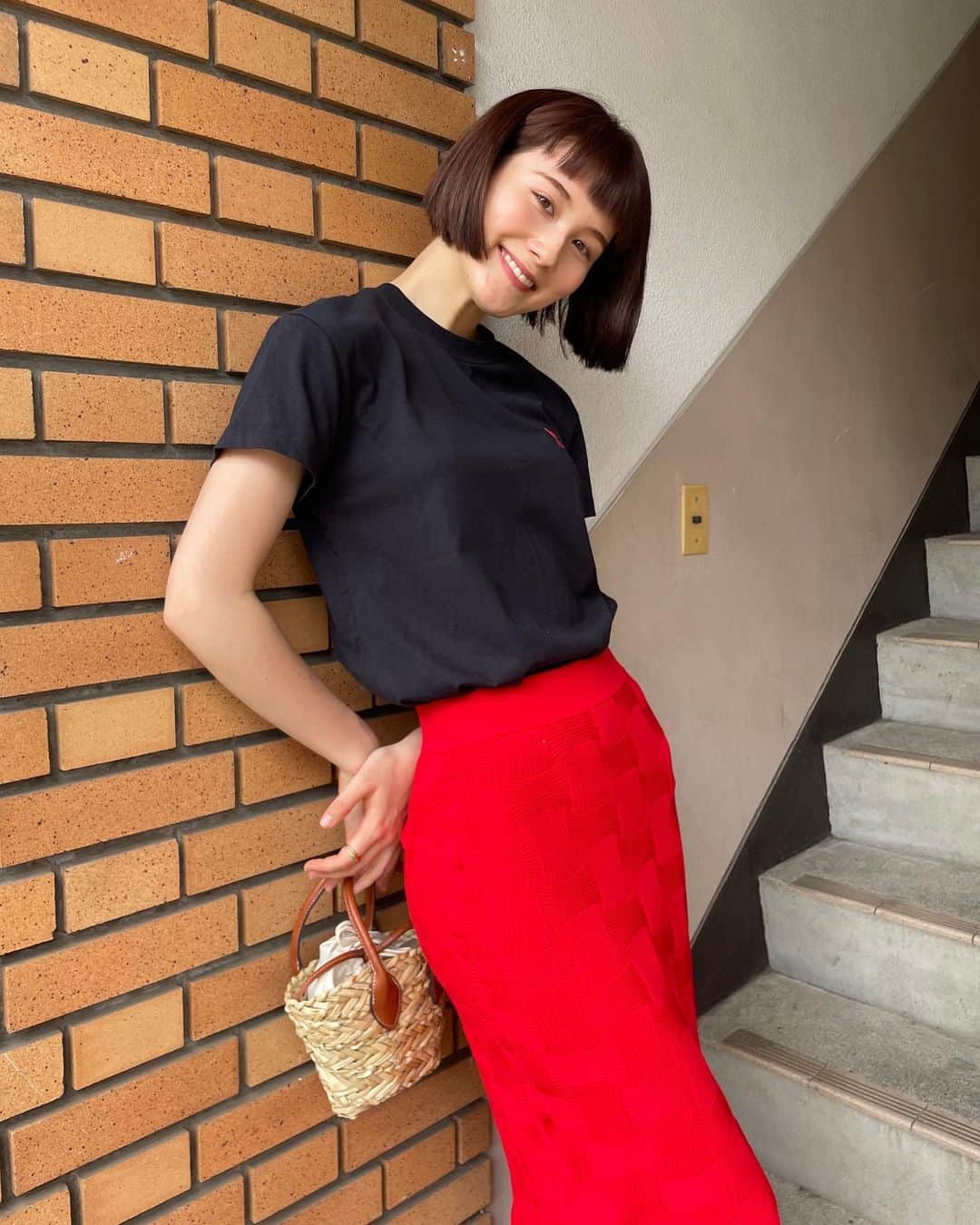 藤本林花美愛のインスタグラム：「やっぱり夏は赤が好き❤️  BLACK & REDでまとめた日！ シンプルな組み合わせだけど、 リラックス感があっておしゃれ見えする ジャガード柄のニットスカートがお気に入り😎  Tops: @amiparis  Skirt: @sly_official  Bag: @hm  Shoes: @charleskeithofficial @charleskeith_jp」