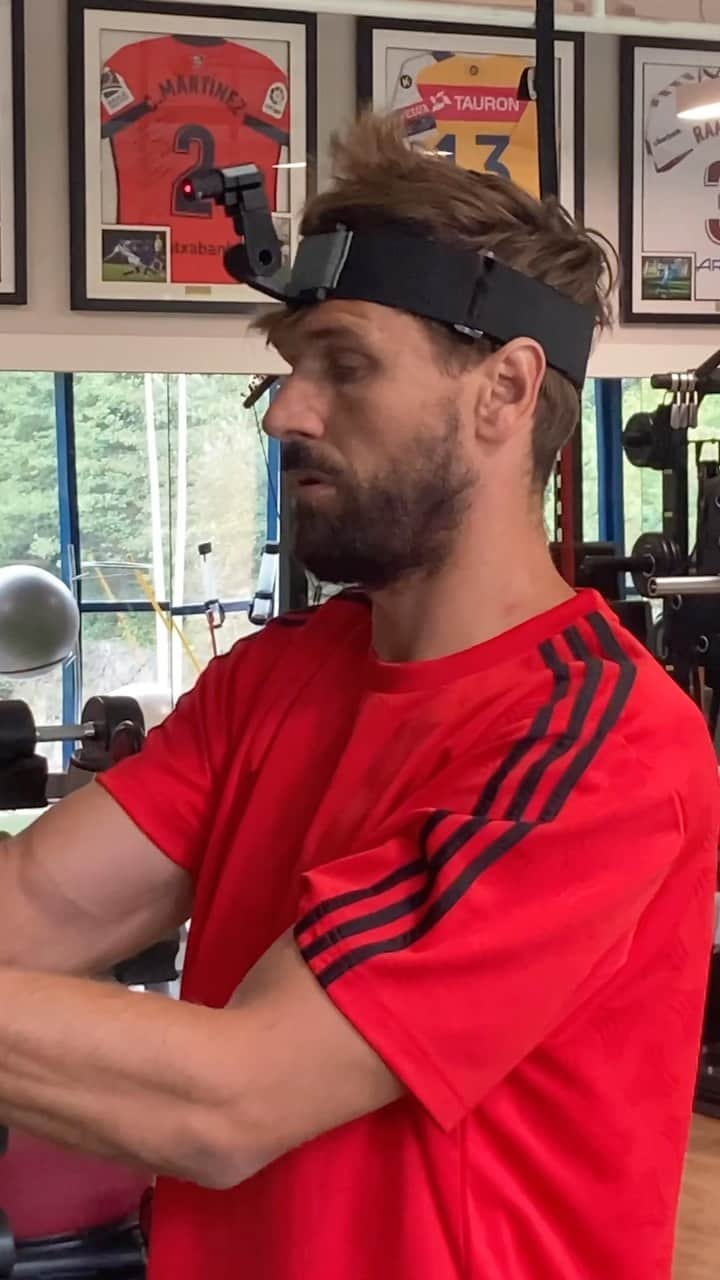 フェルナンド・ジョレンテのインスタグラム：「Sesión de entrenamiento de ⚡️ Fernando Llorente ⚡️ de la mano de Sergio Sukunza en las instalaciones de 🎯 @osasunsportclinic  ⚡️ @llorente_fer + @coach_sukunza ⚡️  #fernandollorente #entrenamientopersonal #rendimientodeportivo #prevenciondelesiones #sergiosukunza #osasunsportclinic #kingsleague #padel #campeondelmundo #donostia #zuatzu #fisioterapiaactiva #PreparaciónDeportiva」