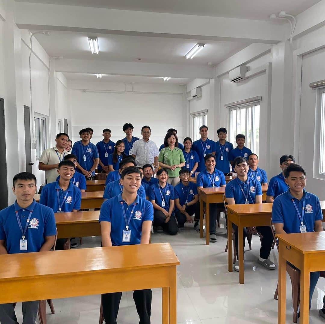 野田聖子さんのインスタグラム写真 - (野田聖子Instagram)「昨日、フィリピン マニラに到着の後、ヘリコプターに乗り継ぎ、ルソン島の中部にありますパンパンガ州アラヤット市に参りました。 今日はフィリピンアラヤット職業訓練校の視察からスタート。 この素晴らしい訓練校から今年卒業された27名の生徒さん達は日本の企業に就職されます。 日本でのご活躍を心よりお祈り致します。  校内で見つけた「トイレの神様」。￼ 田村文男理事長は、トイレを綺麗に使う事で、物を大切に使う事や感謝の気持ちを忘れないよう生徒の皆さんに伝えられています。  #野田聖子  #フィリピンアラヤット職業訓練学校」7月22日 19時19分 - seiko.noda
