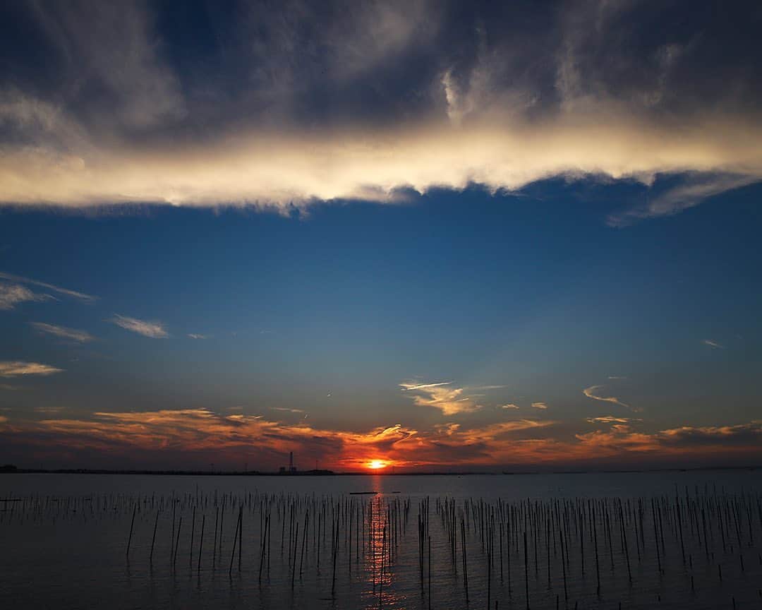 愛知県田原市のインスタグラム：「Today was another great day!! * 今日も最高にいい1日だったー！ * 高木の#夕日 海辺に座って ちょっとひと休み♪  誰もいないしずかな時間✨ 田原の夕日はどこで見ても最高だね👏  1週間お疲れさま😌  #夕焼け#ゆうやけこやけ部#sunset  #たはら暮らし  #渥美半島#田原市#伊良湖岬#伊良湖#赤羽根#菜の花浪漫街道  #tahara#irago#akabane#サーフィン#surfing#田舎暮らし#日々の暮らし #休日の過ごし方#スローライフ #instagramjaran#igersjp」