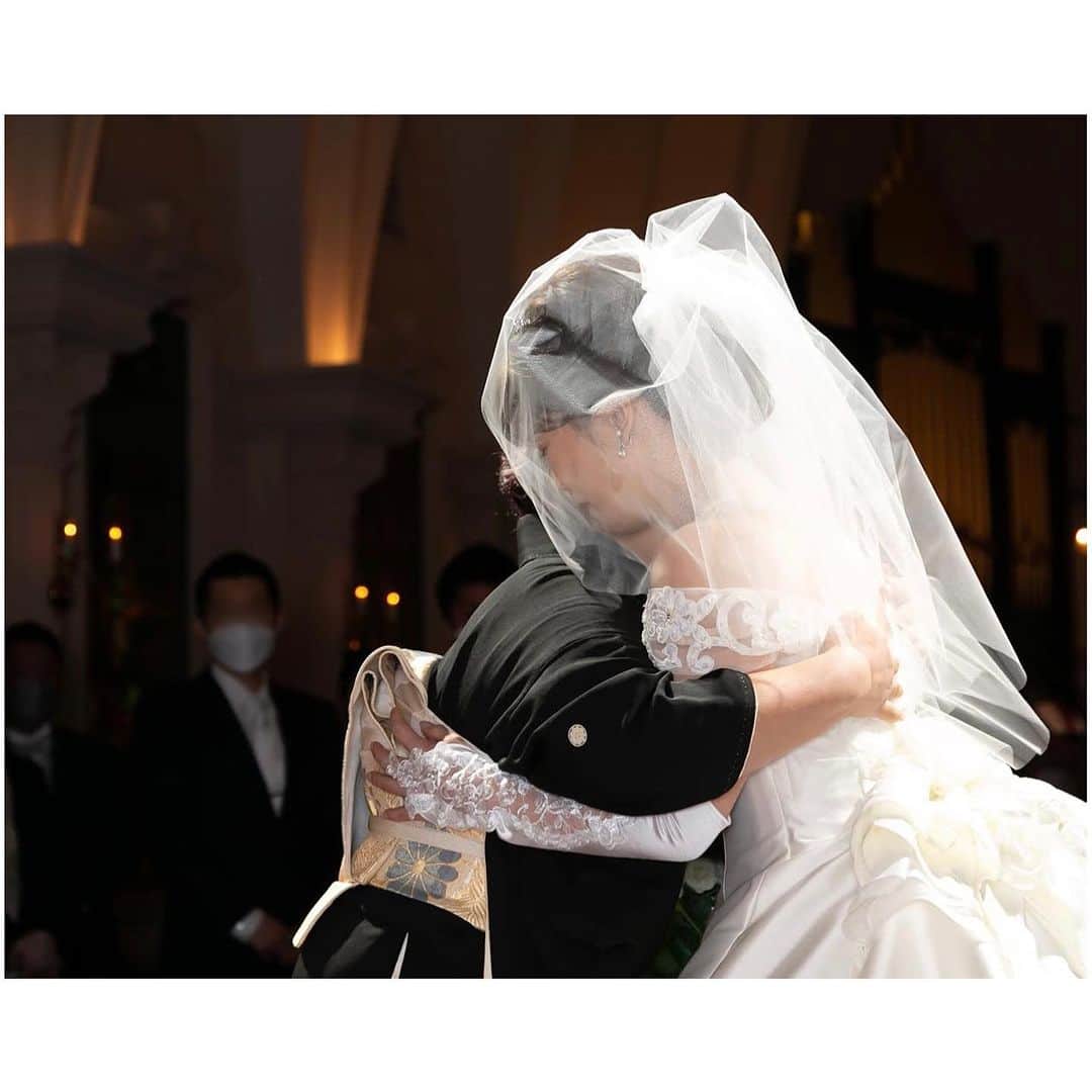 ロイヤルホールヨコハマ【公式サイト】のインスタグラム：「𝑇ℎ𝑎𝑛𝑘 𝑦𝑜𝑢 𝑚𝑜𝑚💐🤍 大切に育てられたお母様からの #ベールダウン  今までの気持ちを込めたハグです⛪️ ❀.*･ﾟ 「いってらっしゃい」 「いってきます」  #royalhallyokohama #royal花嫁」