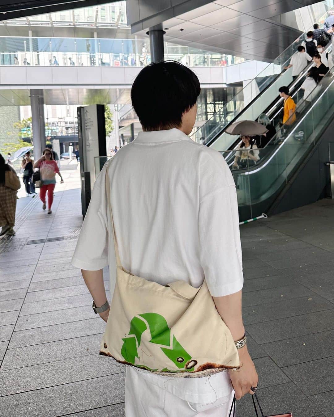 がーくんさんのインスタグラム写真 - (がーくんInstagram)「・ 事務所で @precme_official の新商品撮影をして その後GIDEAL.ととあるブランドのコラボの打ち合わせをしにルクア大阪に行った今日🫶🏻  8月は @gideal_official のイベントで2都市でやるんで告知お楽しみに🙆🏻‍♂️  T-shirt : @towncraftprep_official  necklace : @jieda  shoulder bag : @__doublet__  sweat pants : @__doublet__  sandals : @oofos」7月22日 19時29分 - gaaaaa0719