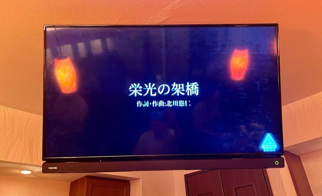 のインスタグラム：「【追悼】横田慎太郎さん安らかに…  昨夜「栄光の架橋」を歌って偲ばせて頂きました。  2019.9.26 横田さんの引退試合 あのバックホーム送球の試合前練習の映像です。 （右にスワイプして下さい）  私は「奇跡のバックホーム」とは言いません。 一生懸命向き合ったのだから「奇跡」ではなく「必然」なんです。  音をONにするとうっすら聞こえる「栄光の架橋」プロ野球選手として最後の練習シーンです。  病魔をやっつけたと思ったのにね…  2016.3.26開幕第２戦⚾️ プロ初ヒット（遊安打）と金本新監督の初勝利を実況しました。つい昨日のことのように思い出します…」