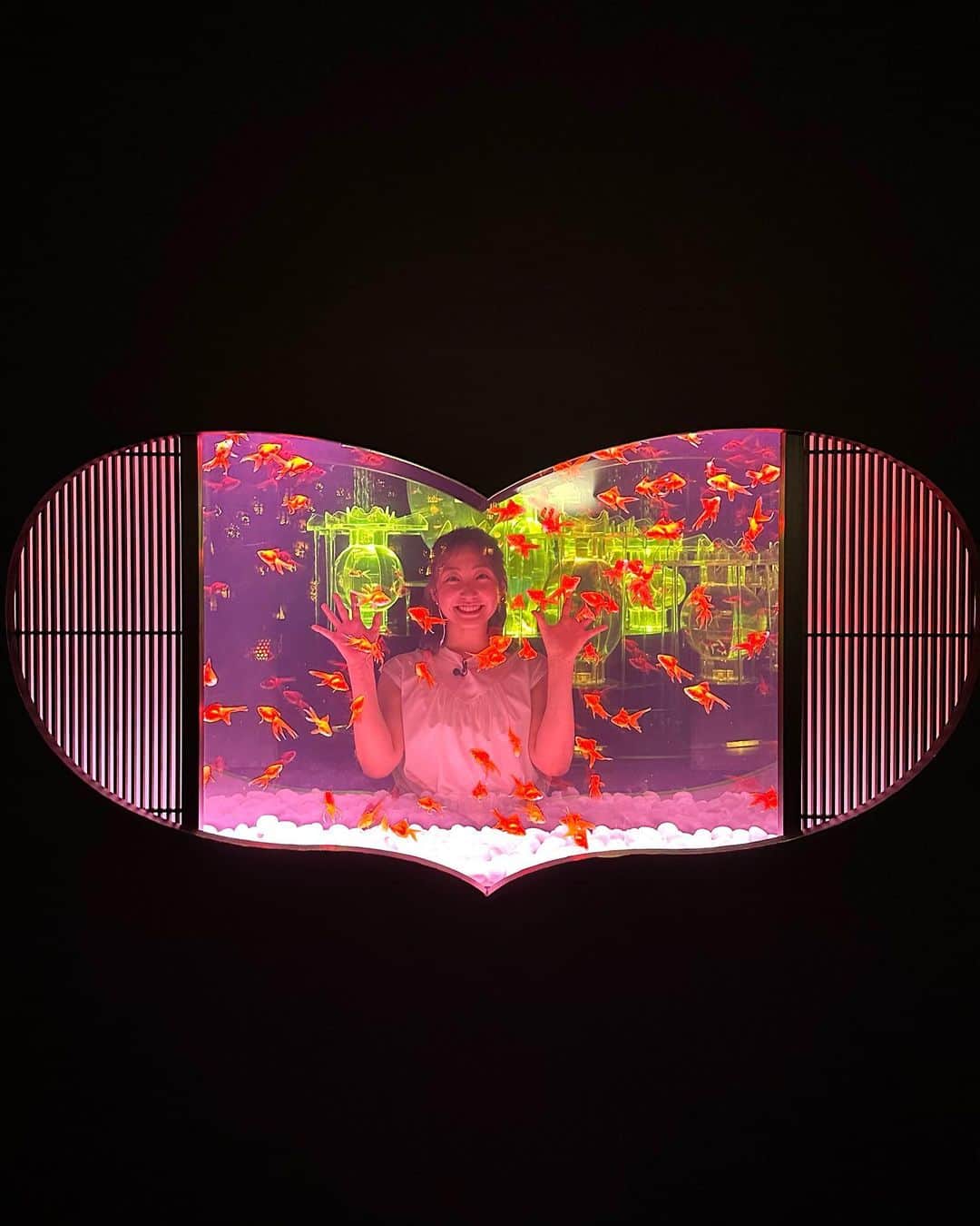 杉原凜さんのインスタグラム写真 - (杉原凜Instagram)「銀座三越で行われている夏のアートアクアリウム展。金魚ってこんなに種類がいるんだ〜と、じっくり見てしまいました👀 表情や体の形、色もさまざまでおもしろい！ ライティングや水槽によって雰囲気ががらっと変わったり、夏らしい演出もあったり、どれも幻想的でした🎐✨  #ZIP #NOWニッポン #17 #銀座三越 #夏のアートアクアリウム展 #金魚   👗#ANAYI #nanouniverse」7月22日 19時22分 - sugihara_rin
