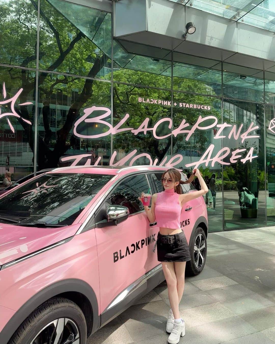 嬉野ゆみさんのインスタグラム写真 - (嬉野ゆみInstagram)「Black Pink in your area🖤🩷🖤  いつものスタバがかわいくなってた😙どうやら韓国と東南アジア限定の一部でらしい♡  ちなみに🇲🇾のBlackPink人気はまじで凄いです🫰🏻  どのタンブラーがかわいいかな？やっぱりキラキラ？✨」7月22日 19時25分 - ureshino_chan