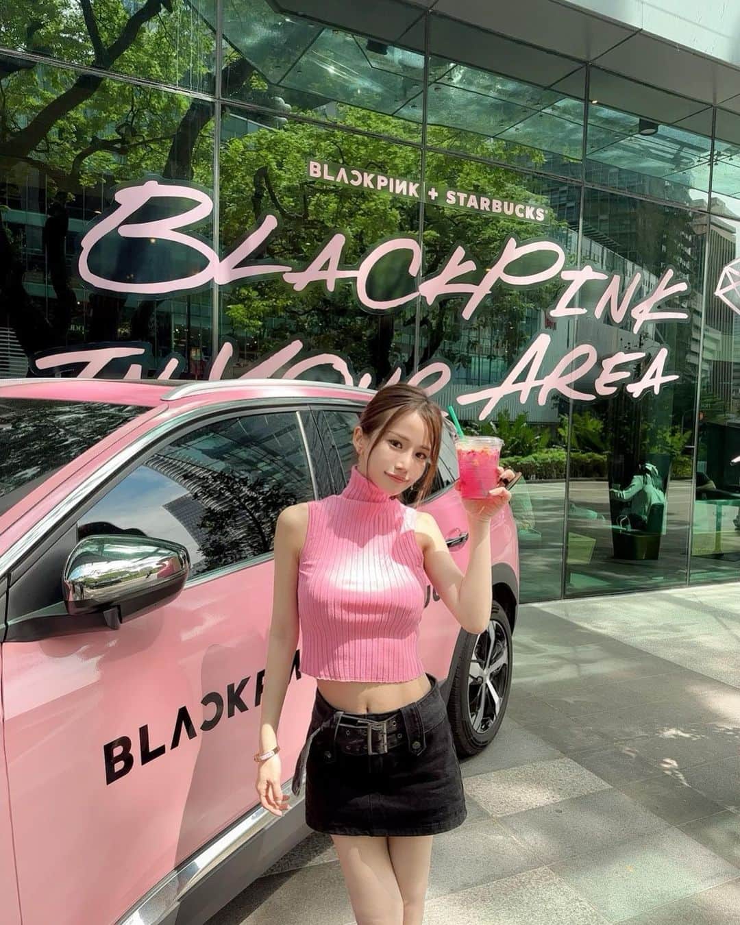 嬉野ゆみさんのインスタグラム写真 - (嬉野ゆみInstagram)「Black Pink in your area🖤🩷🖤  いつものスタバがかわいくなってた😙どうやら韓国と東南アジア限定の一部でらしい♡  ちなみに🇲🇾のBlackPink人気はまじで凄いです🫰🏻  どのタンブラーがかわいいかな？やっぱりキラキラ？✨」7月22日 19時25分 - ureshino_chan