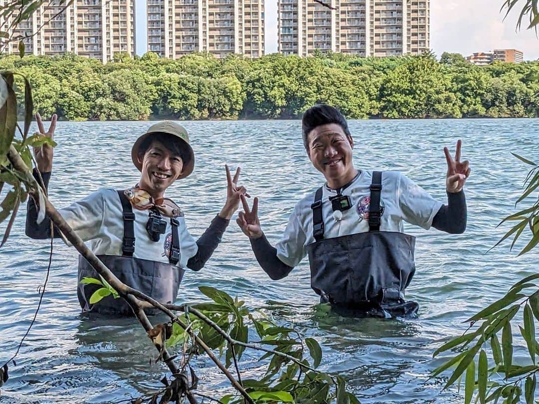 みやぞんのインスタグラム：「ロケ楽しかった😊  川ちゃん本ありがとう✨  最高に楽しい魚の本を頂きました👍  #川田一輝 #さかなのお兄さん #おさかなさがしえずかん」