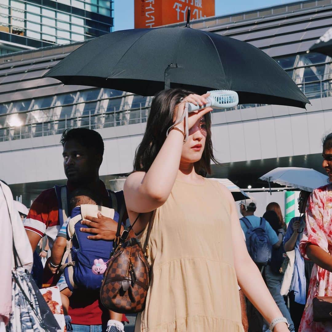 ジェームス・ジーンのインスタグラム：「It’s hot out here #tokyo #streetphotography」