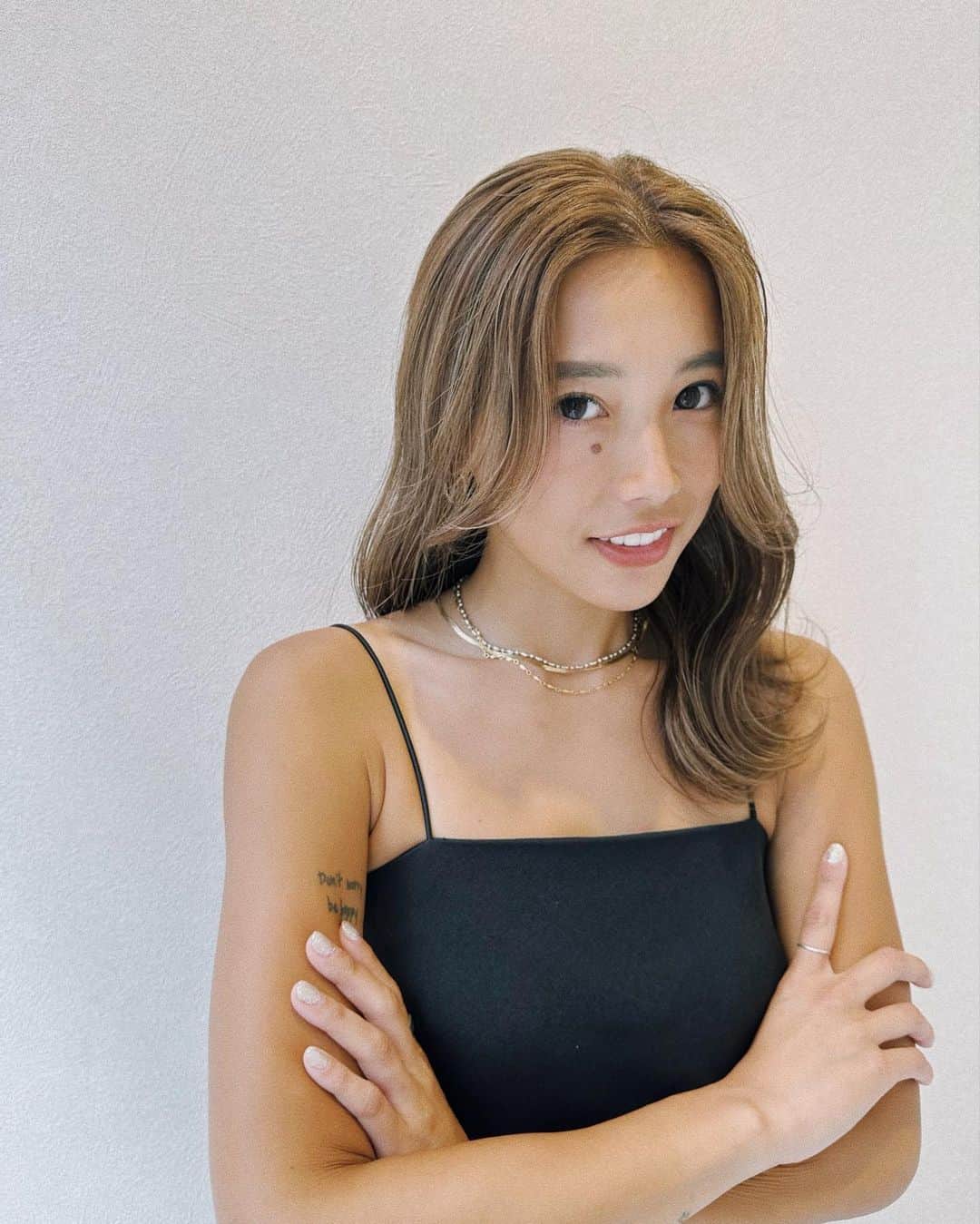 馬詰まほのインスタグラム：「New hair👩🏽‍🦰🍒💖  今回はsummerってことで ハイライトばっちばちに復活しやした🪄 ハイライト好きさんたちお待たせ♡♡♡  カラーも明るめで仕上げてもらったよん😌 トリートメントもしてもらった！最高！ ありがとございます🫶🏽  @mahon2525 #ankhcross_ginza」