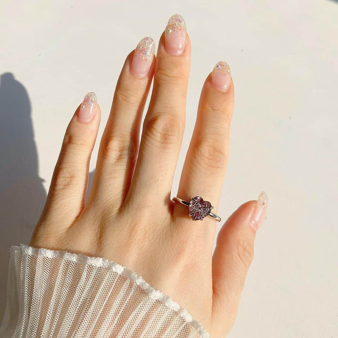 Fukiko-マルベリコさんのインスタグラム写真 - (Fukiko-マルベリコInstagram)「小ぶりなサイズのリボンハートビジューリング💓🎀💍  キラッと光るビジュー と、小さなリボンが可愛らしさを与えてくれます！  他のリングと重ね付けするのもおすすめですよ🌼  【販売のお知らせ】 ✨Summer Collection 3✨  ＊販売開始日時＊ 7月22日(土)21:00～ : ＊新作販売記念6%OFFセール＊ 7月22日(土)21:00～7月23日(日)23:59  #ハンドメイドアクセサリー   #レジン #レジンアクセサリー #キラキラ #アクセサリー作家 #フレンチガーリー #kirakira #魔法少女 #リボン  #サマーアクセサリー #夏アクセサリー #ハート #handmade #accessory #cute  #귀여워 #반지 #악세사리 #반짝반짝　#💍」7月22日 19時30分 - palpitation03